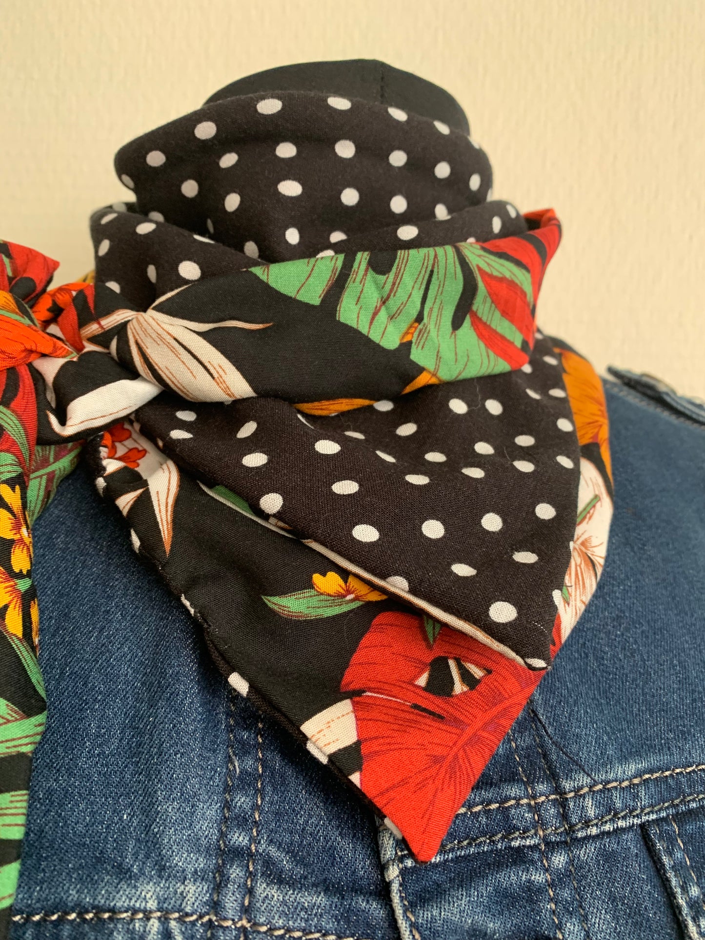 Mimi 5 Mini Foulard forme triangle à lanières
