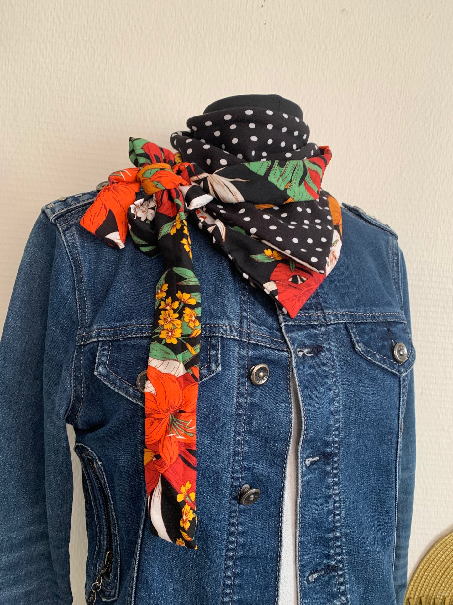 Mimi 5 Mini Foulard forme triangle à lanières