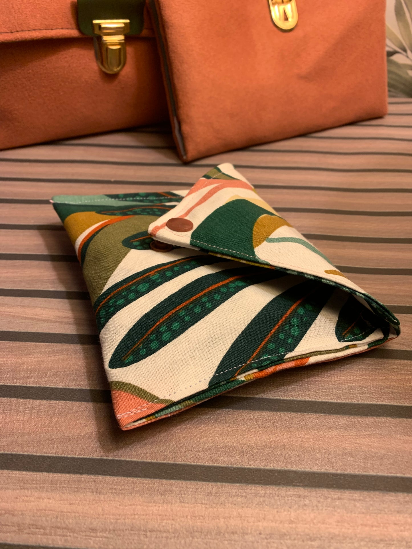 Commande personnalisée : Sac besace en Alcantara son porte feuille et pochette enveloppe