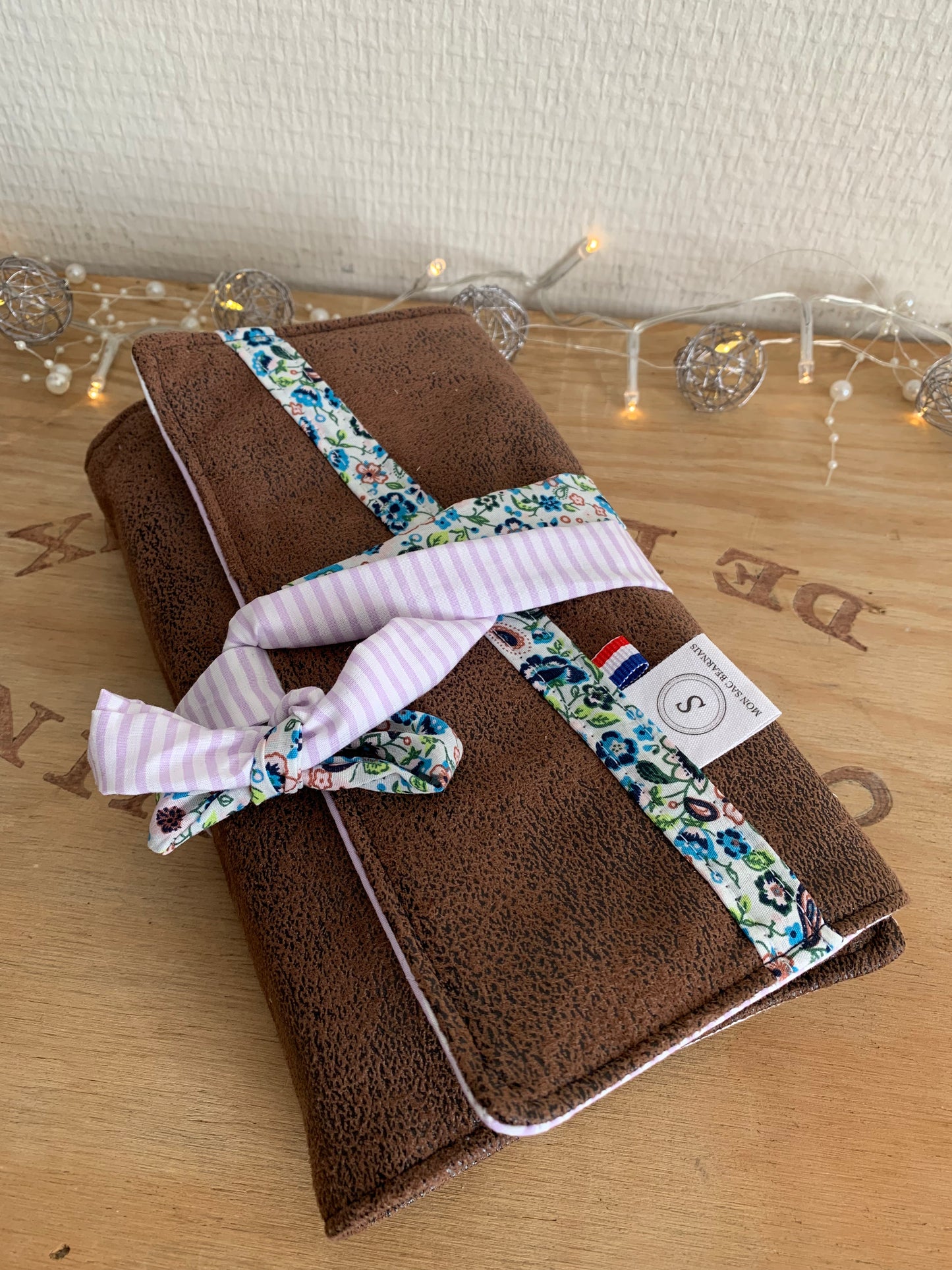 Protège livre V en simili cuir souple marron et coton rayures mauves et fleurs bleues