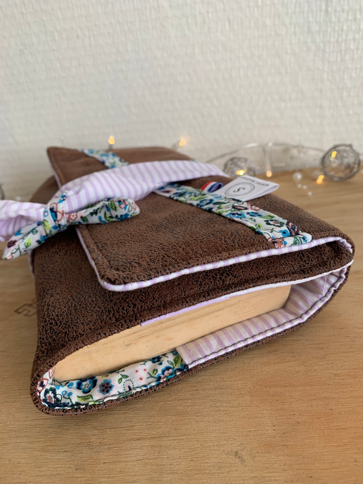 Protège livre V en simili cuir souple marron et coton rayures mauves et fleurs bleues