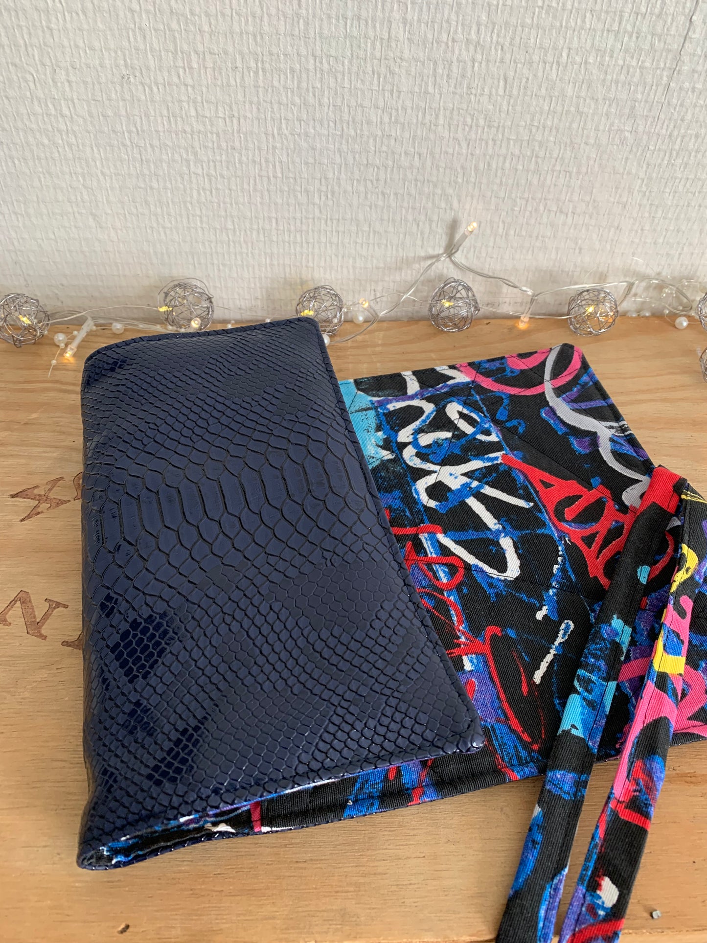 Protège livre IV simili cuir croco bleu et coton graffiti