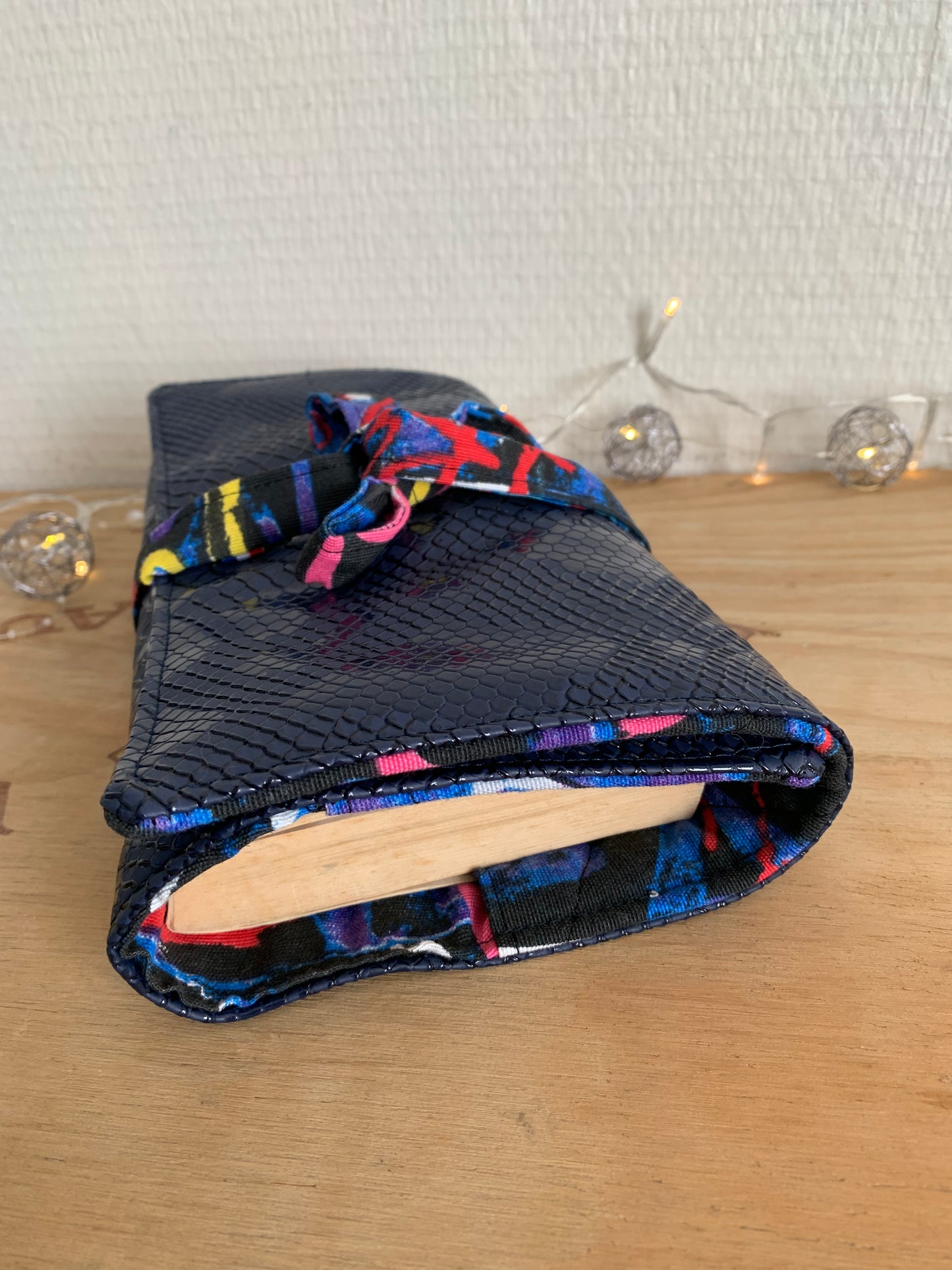 Protège livre IV simili cuir croco bleu et coton graffiti