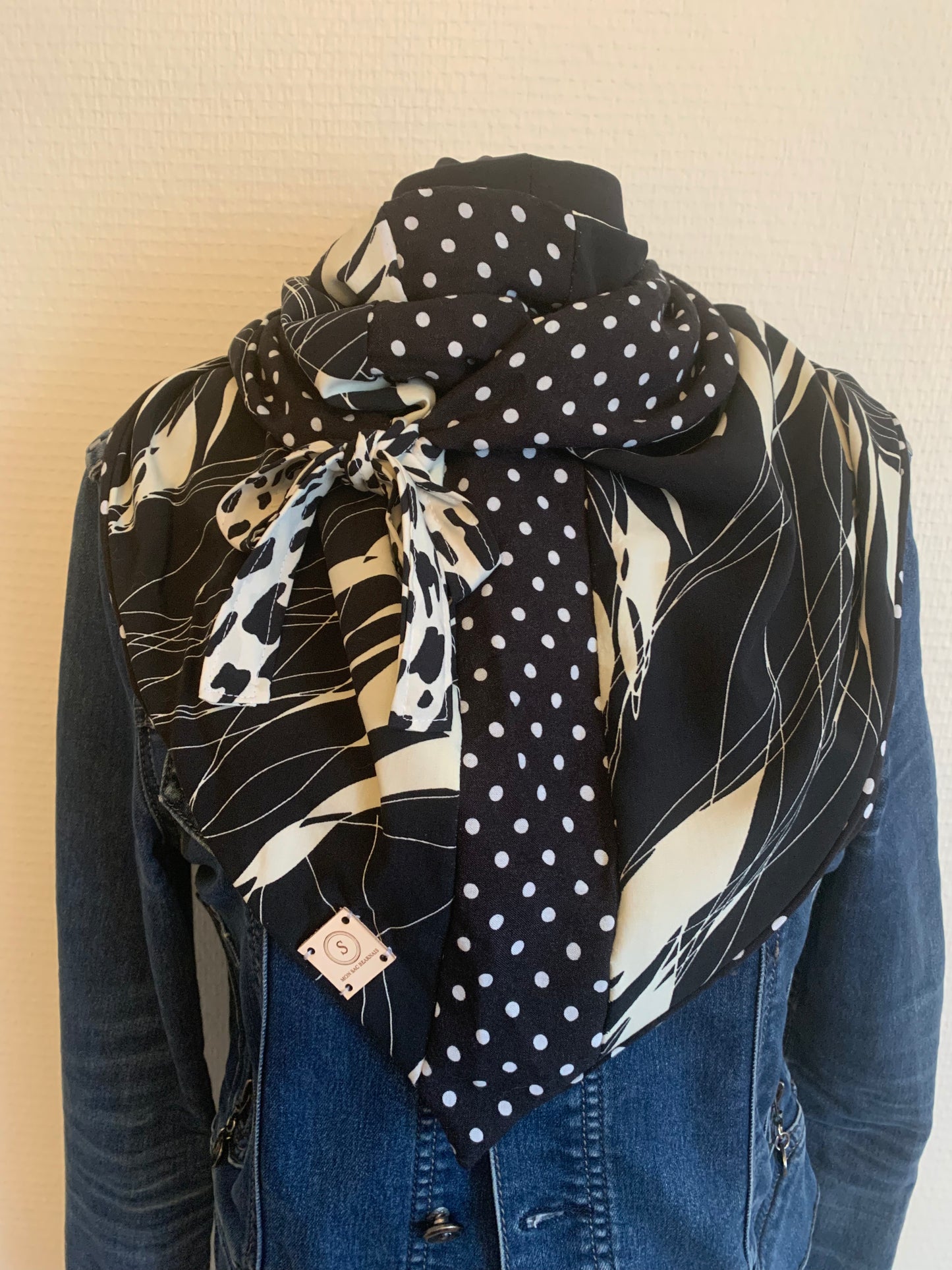Gaby II foulard forme triangle REVERSIBLE à lanières