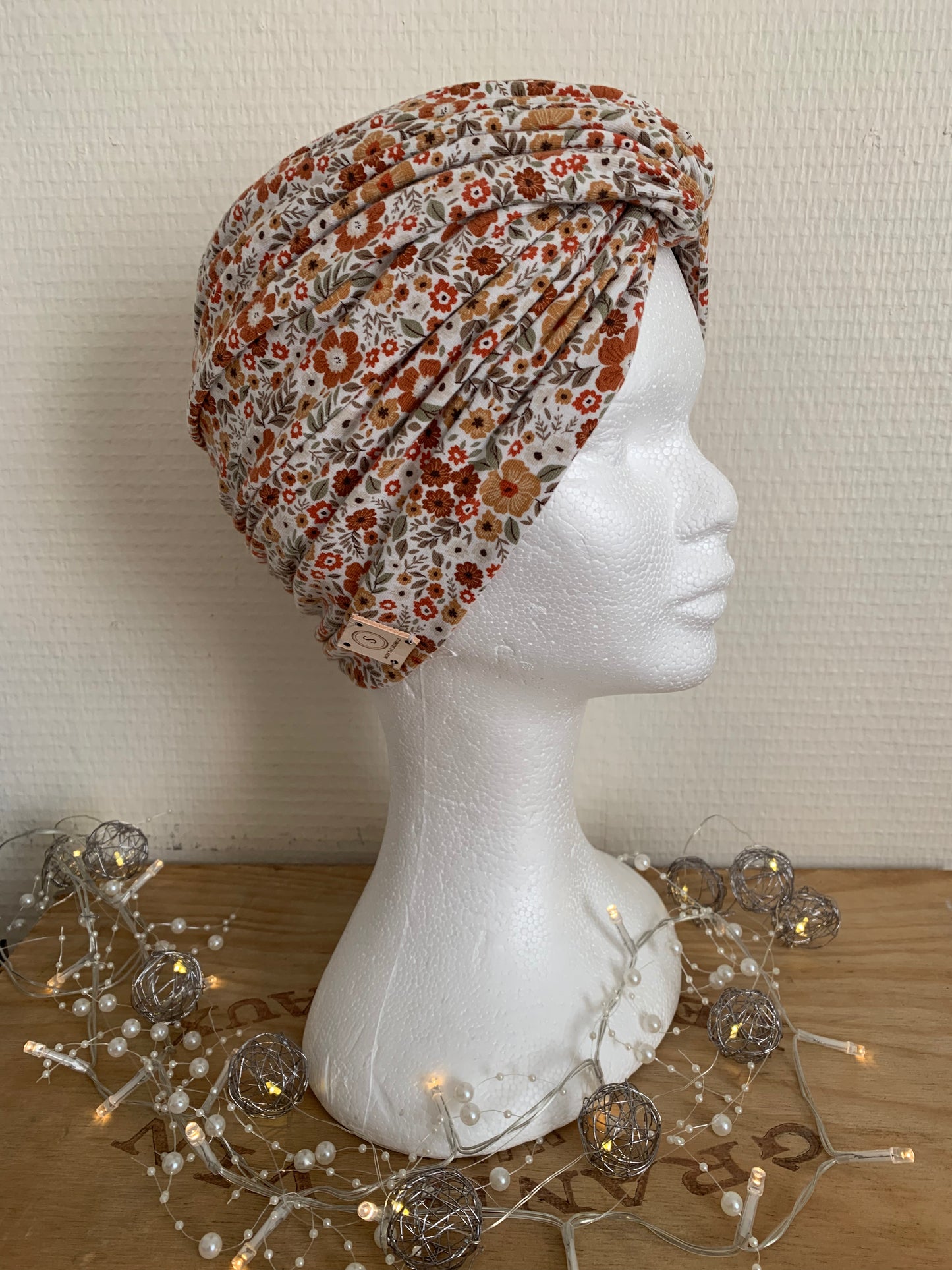 Sublimant bonnet turban de chimiothérapie / Alopécie n° 10 en jersey fond blanc petites fleurs terracotta