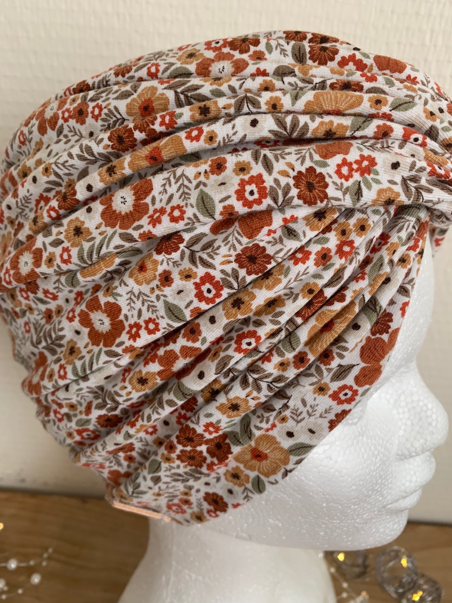 Sublimant bonnet turban de chimiothérapie / Alopécie n° 10 en jersey fond blanc petites fleurs terracotta