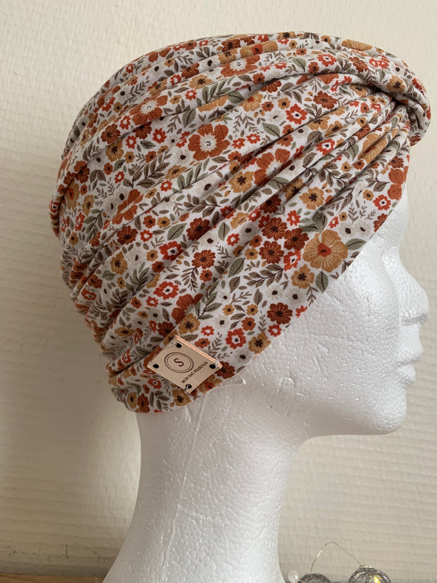 Sublimant bonnet turban de chimiothérapie / Alopécie n° 10 en jersey fond blanc petites fleurs terracotta