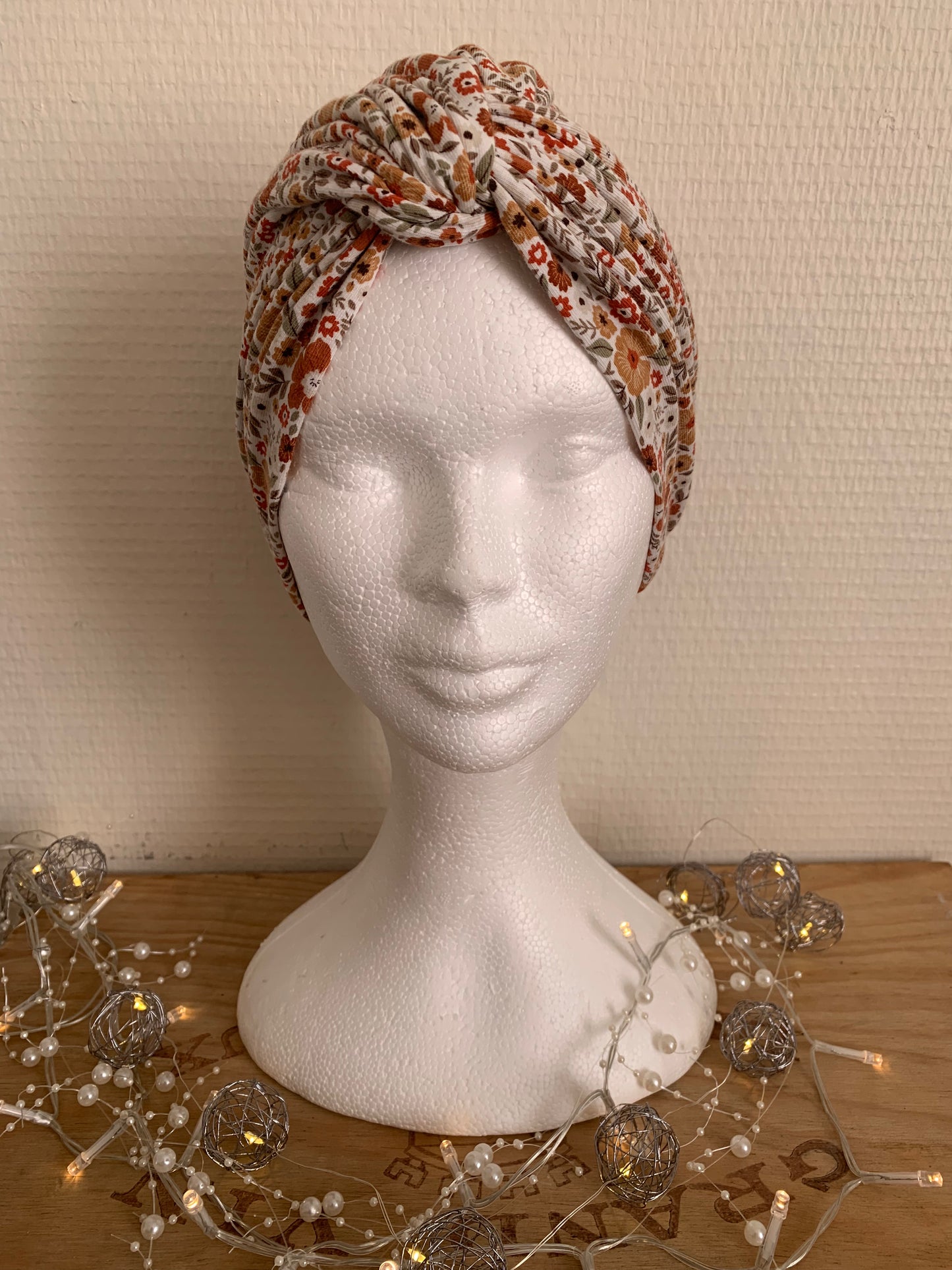 Sublimant bonnet turban de chimiothérapie / Alopécie n° 10 en jersey fond blanc petites fleurs terracotta