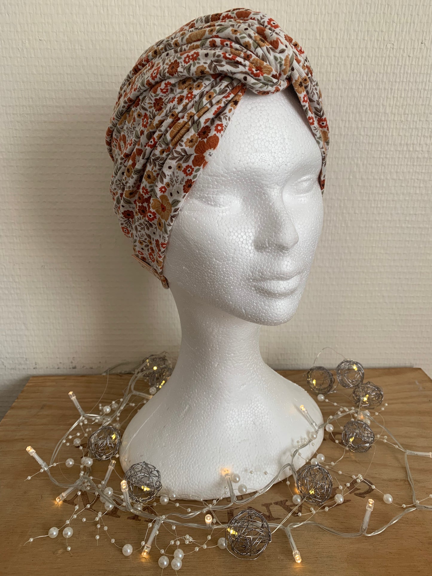 Sublimant bonnet turban de chimiothérapie / Alopécie n° 10 en jersey fond blanc petites fleurs terracotta
