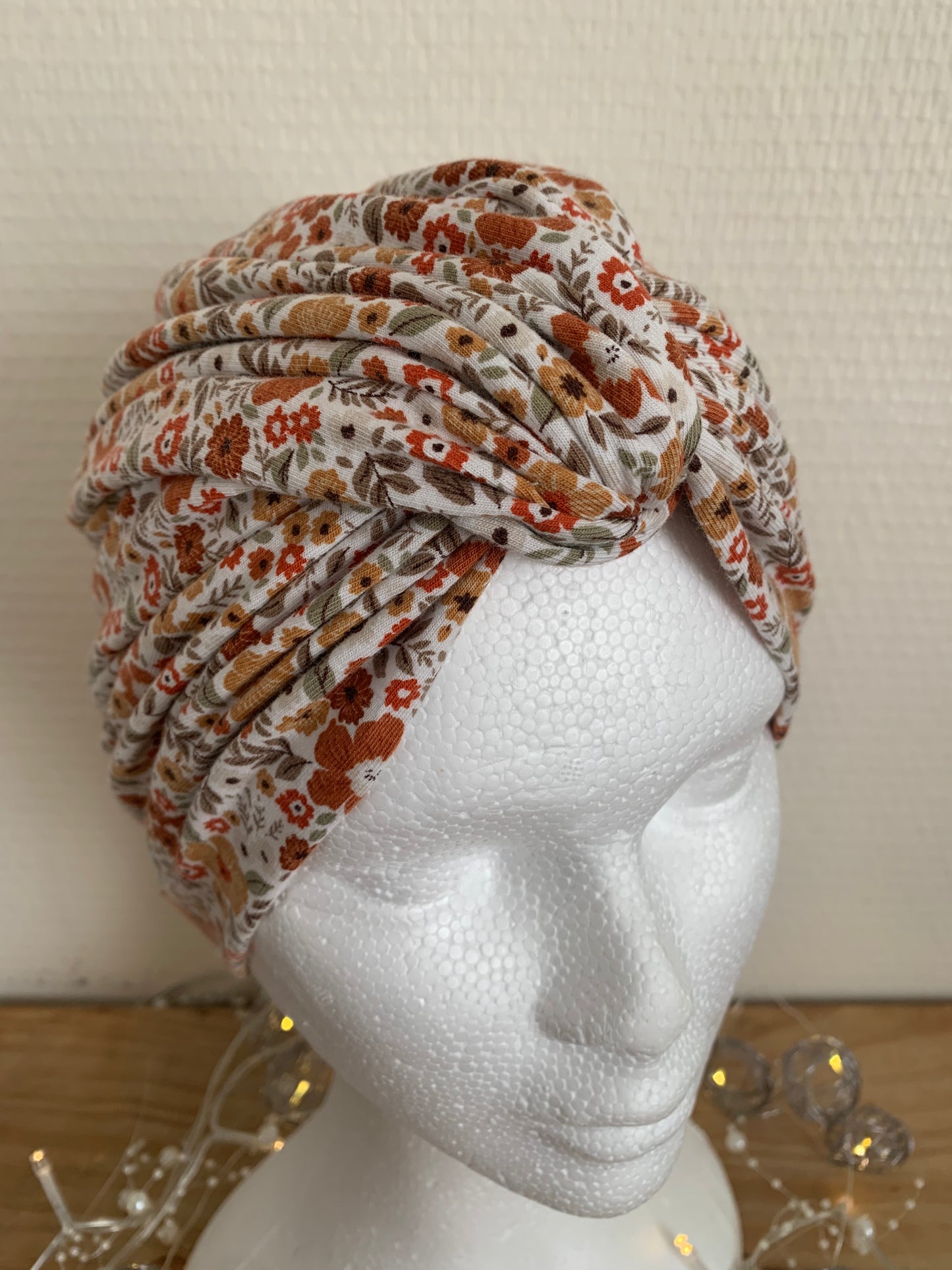 Sublimant bonnet turban de chimiothérapie / Alopécie n° 10 en jersey fond blanc petites fleurs terracotta