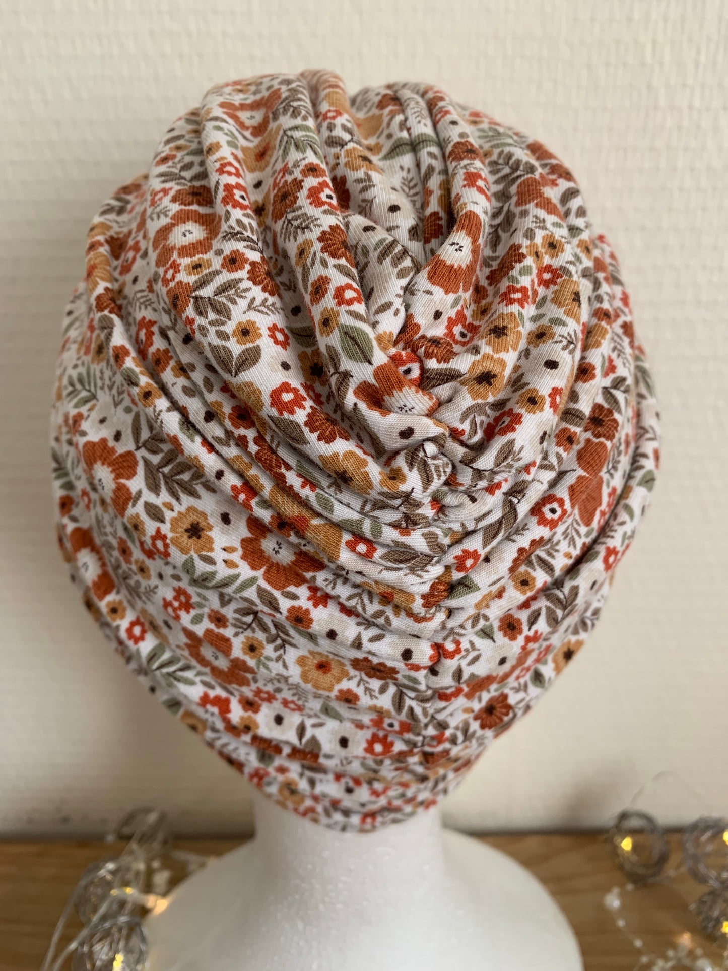 Sublimant bonnet turban de chimiothérapie / Alopécie n° 10 en jersey fond blanc petites fleurs terracotta