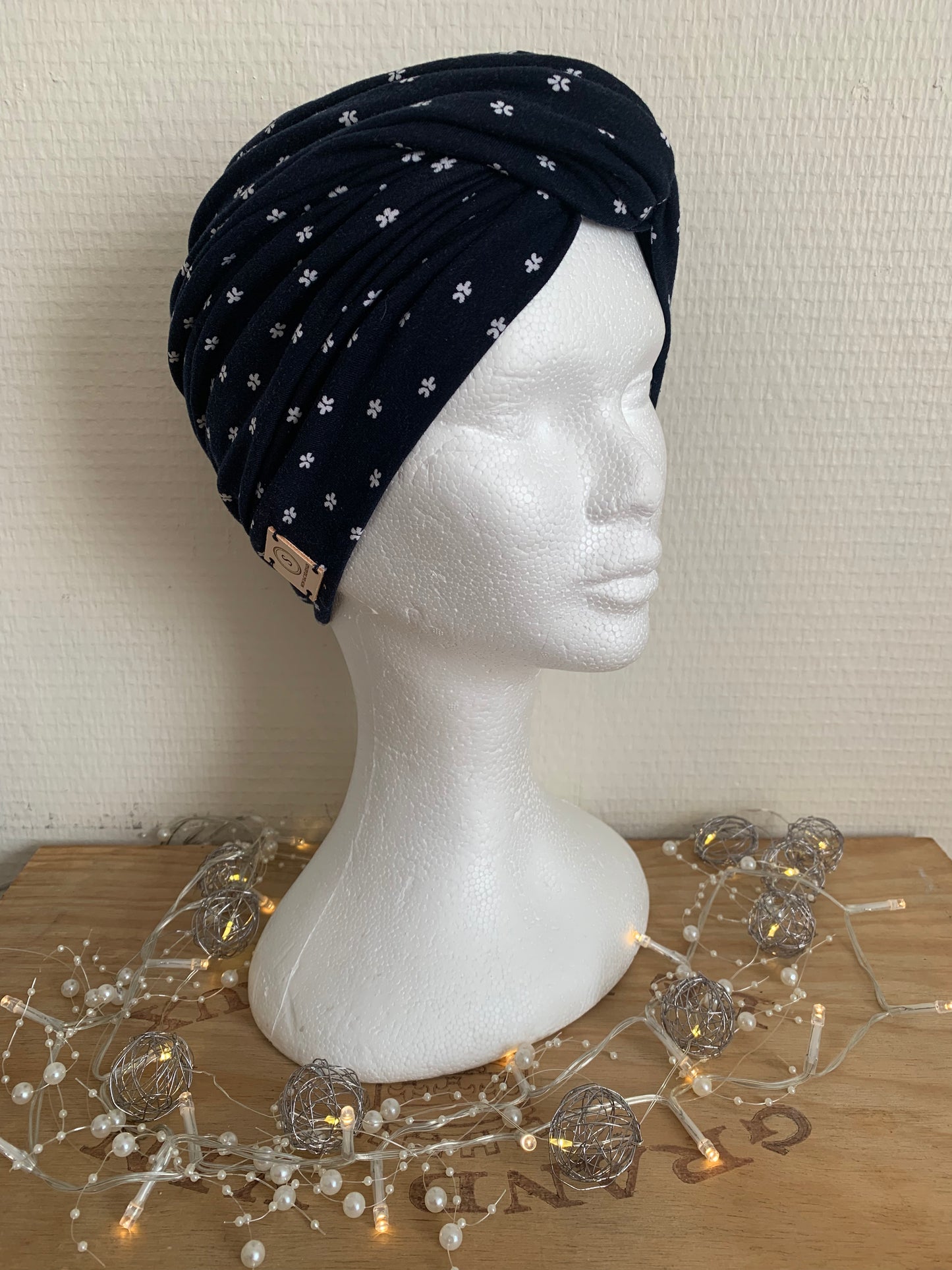 Sublimant bonnet turban de chimiothérapie / alopécie n°9 en jersey bleu marine et petites fleurs blanches