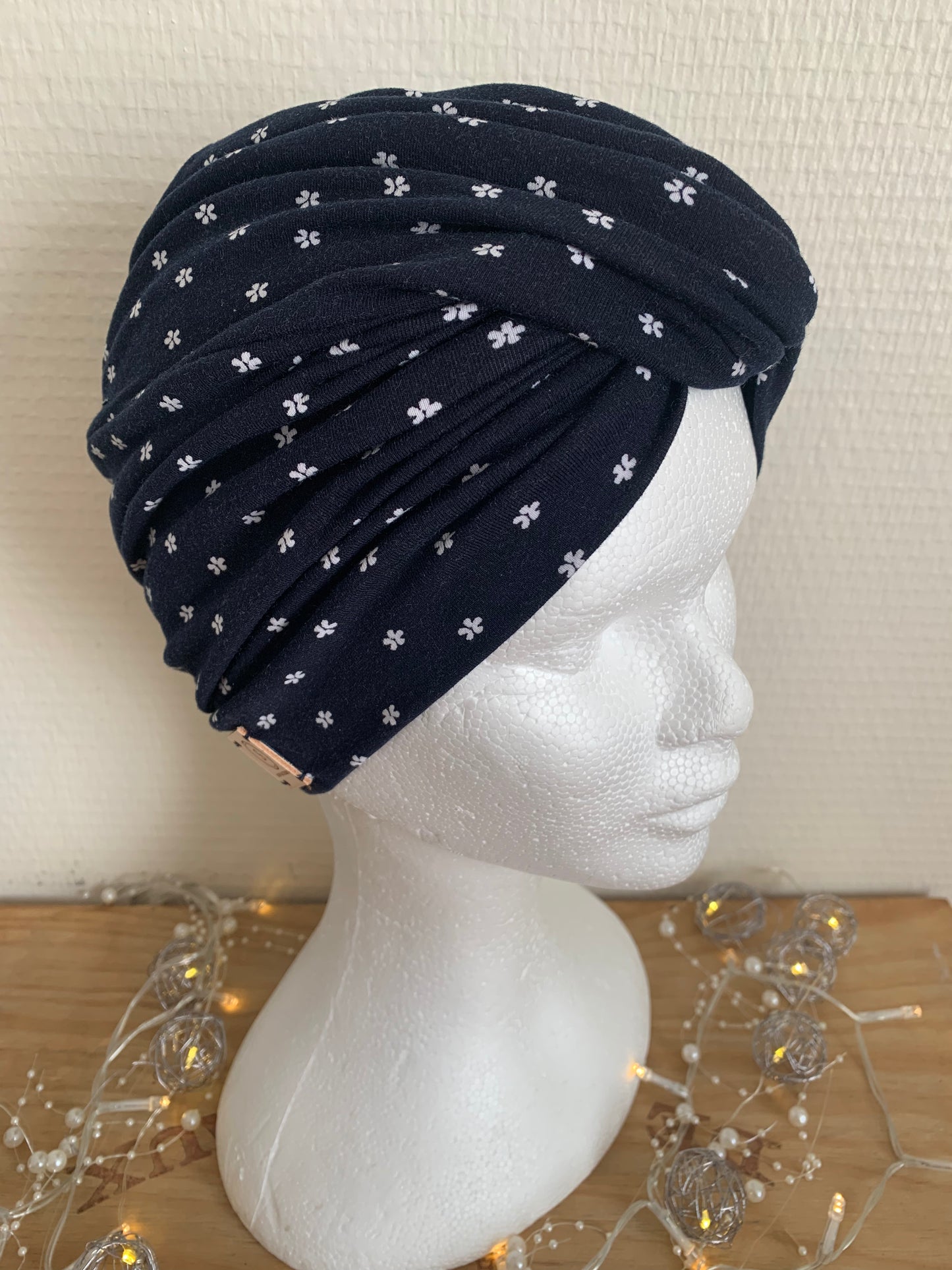 Sublimant bonnet turban de chimiothérapie / alopécie n°9 en jersey bleu marine et petites fleurs blanches