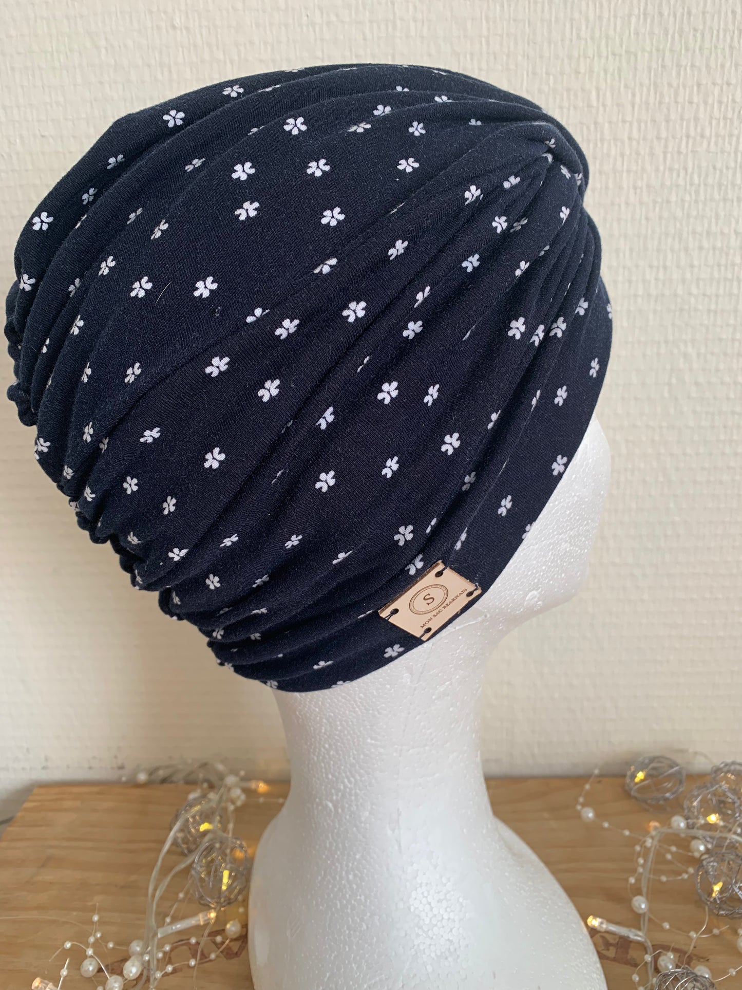 Sublimant bonnet turban de chimiothérapie / alopécie n°9 en jersey bleu marine et petites fleurs blanches