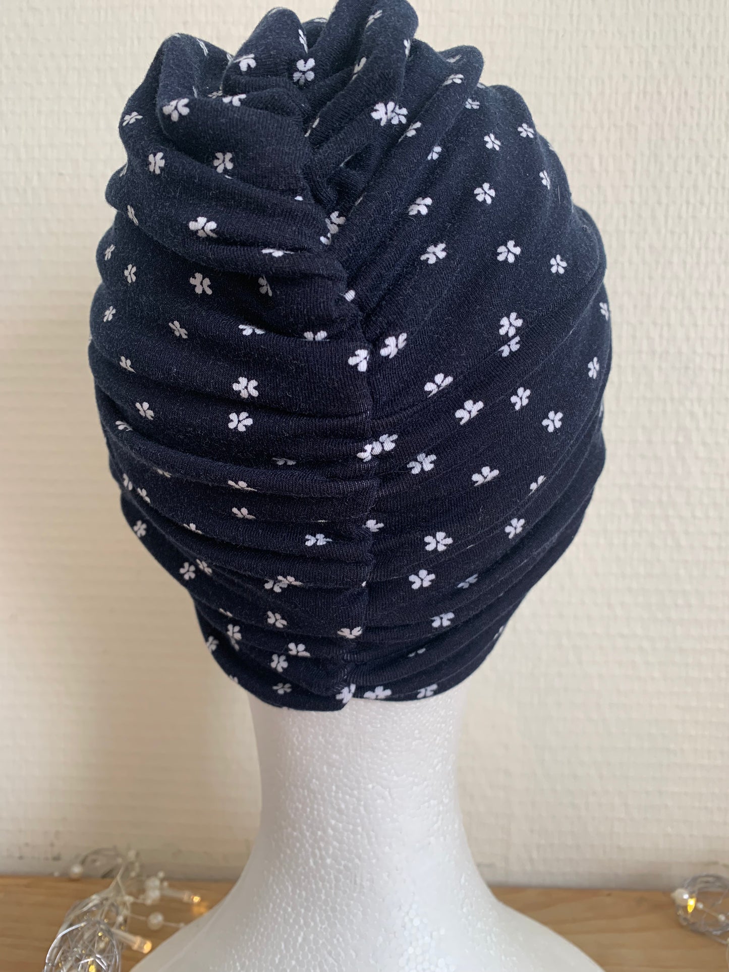 Sublimant bonnet turban de chimiothérapie / alopécie n°9 en jersey bleu marine et petites fleurs blanches