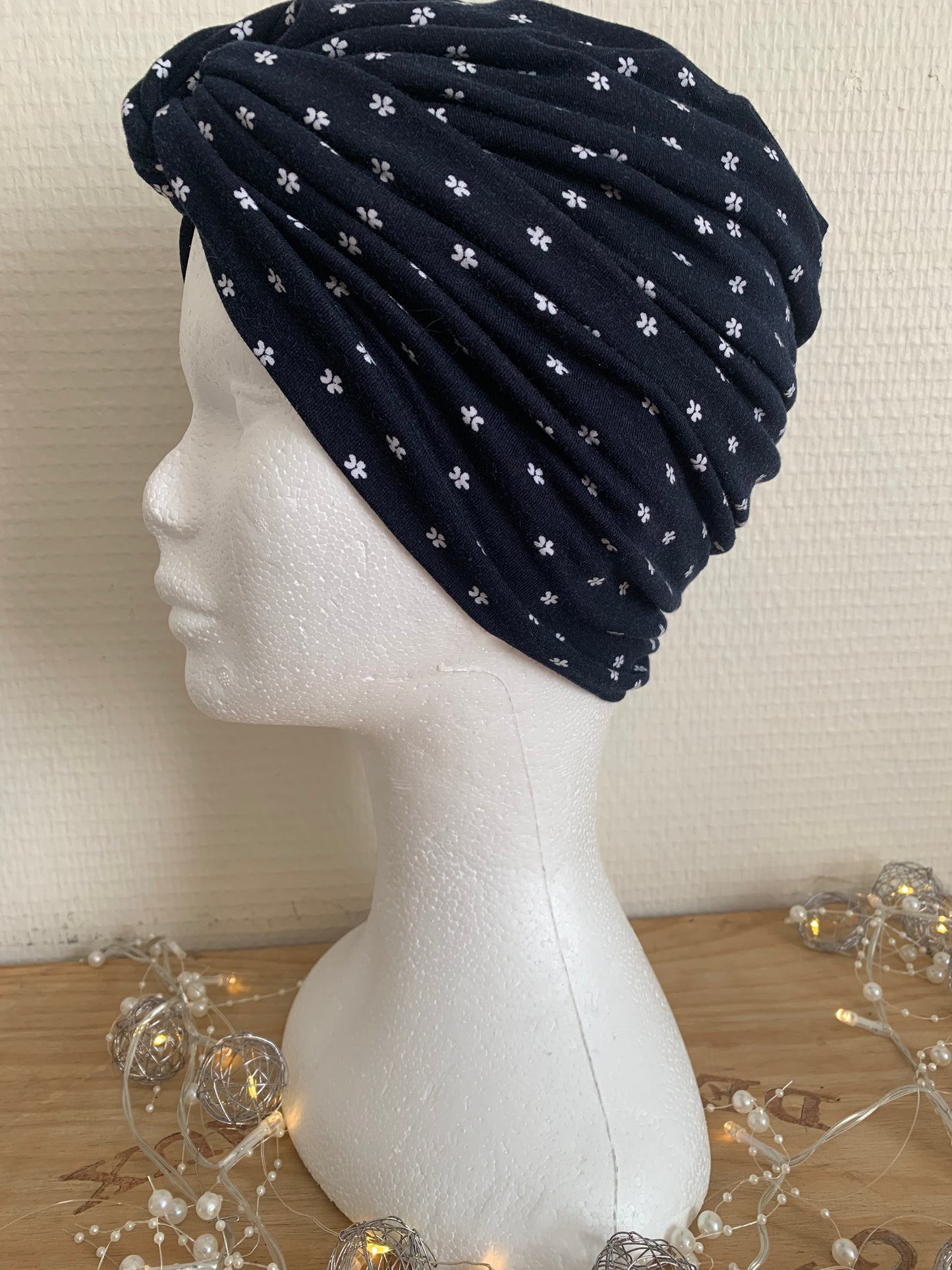 Sublimant bonnet turban de chimiothérapie / alopécie n°9 en jersey bleu marine et petites fleurs blanches