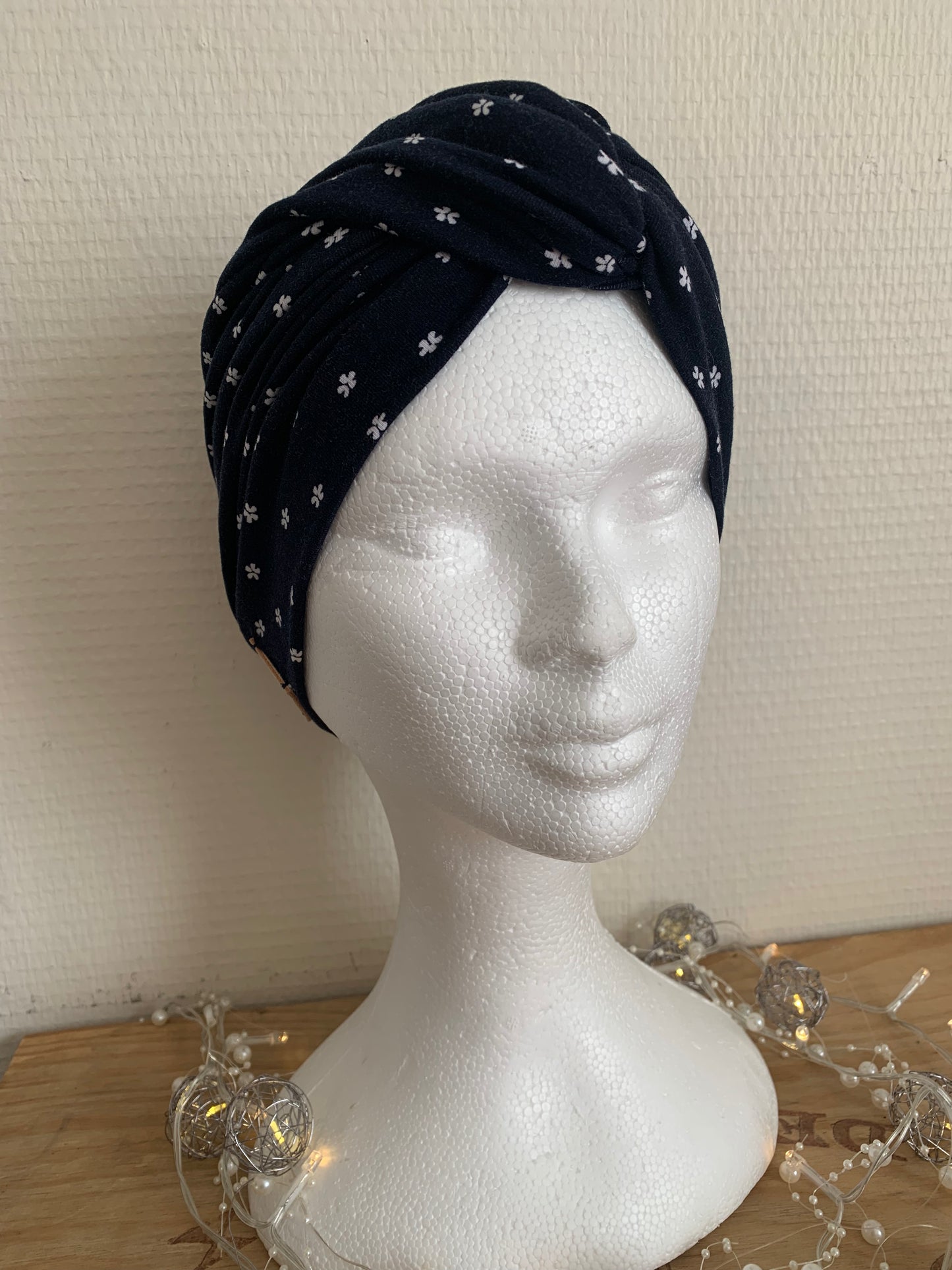 Sublimant bonnet turban de chimiothérapie / alopécie n°9 en jersey bleu marine et petites fleurs blanches