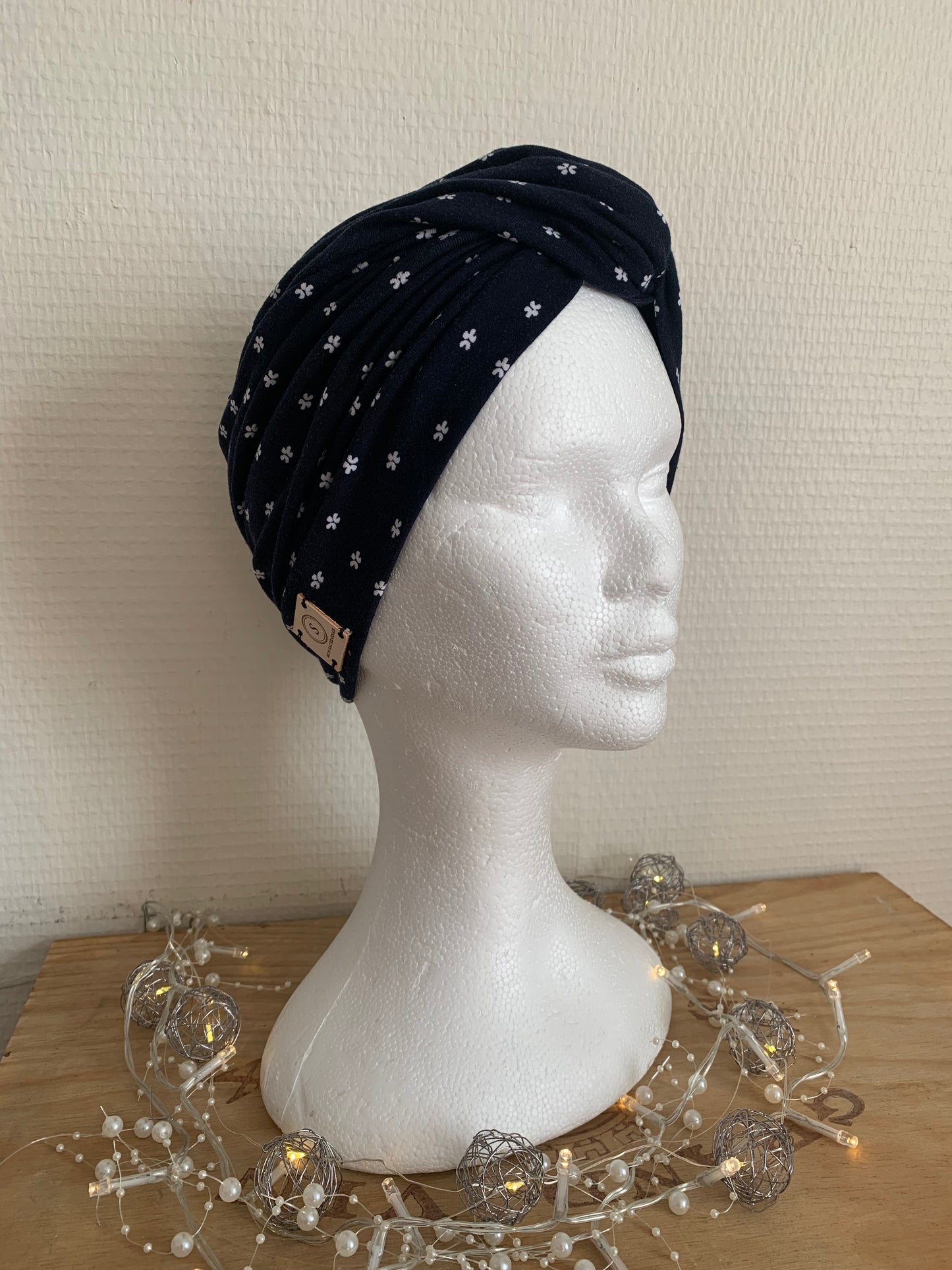 Sublimant bonnet turban de chimiothérapie / alopécie n°9 en jersey bleu marine et petites fleurs blanches