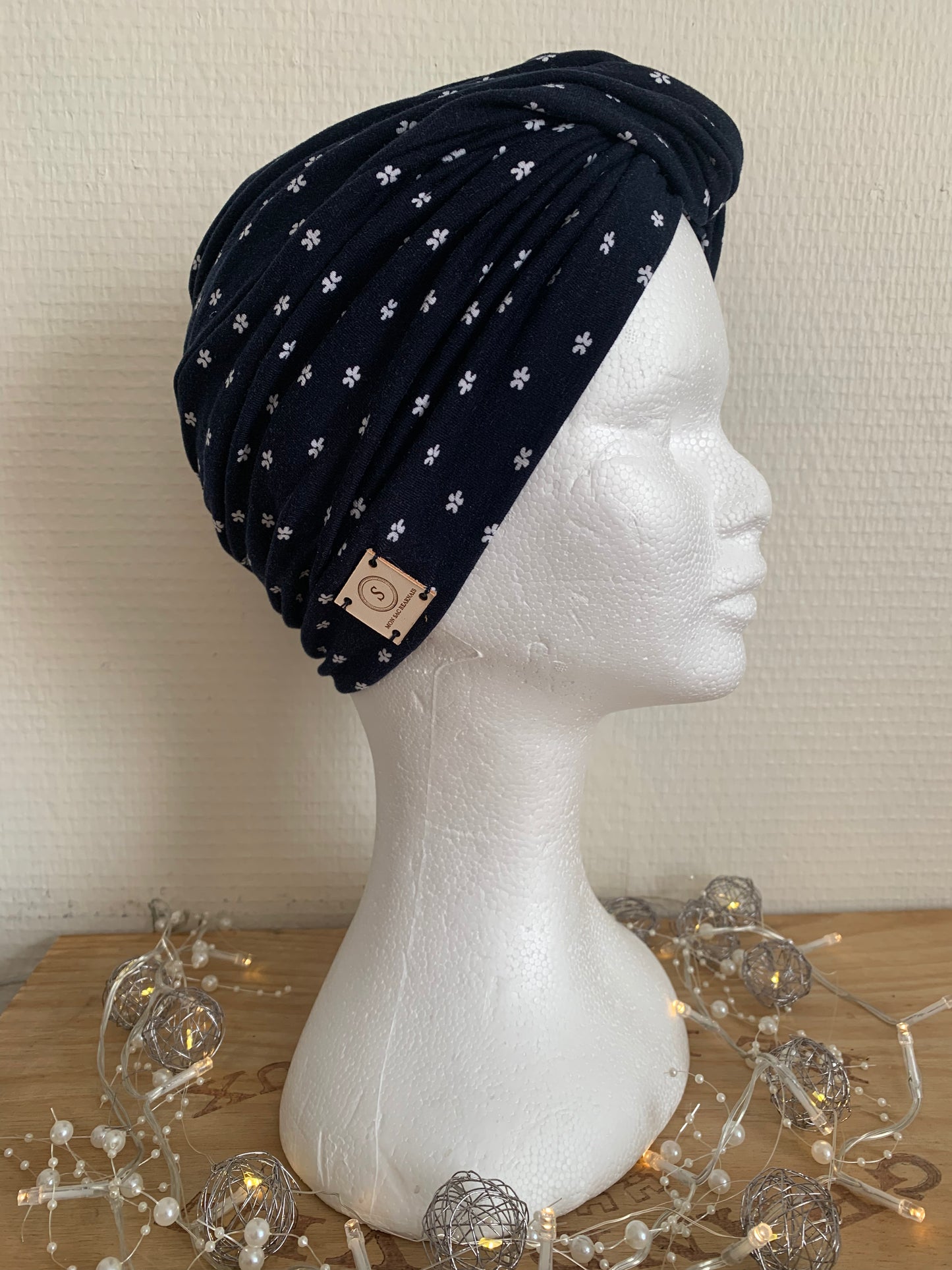 Sublimant bonnet turban de chimiothérapie / alopécie n°9 en jersey bleu marine et petites fleurs blanches