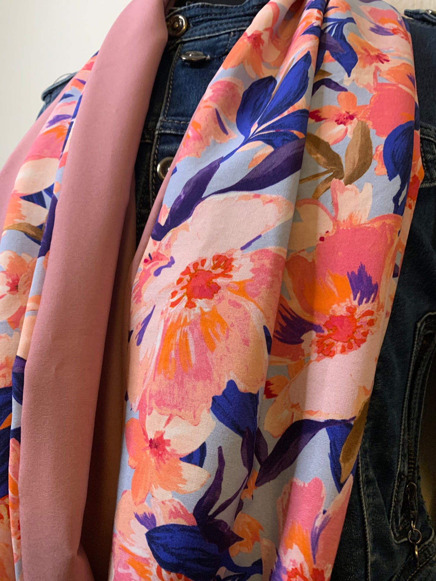 Mary Rose Double snood en viscose fleuri et vieux rose