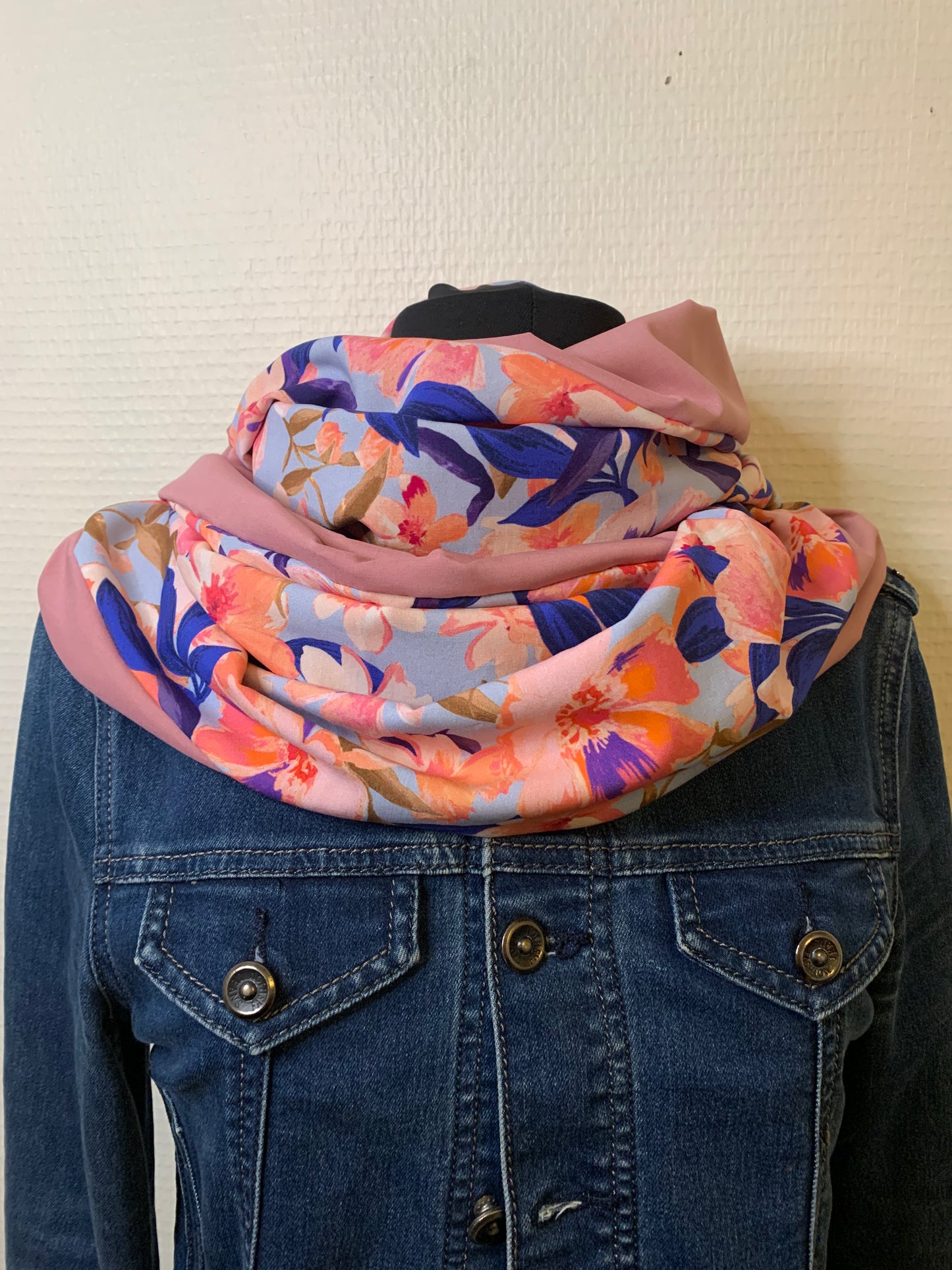 Mary Rose Double snood en viscose fleuri et vieux rose