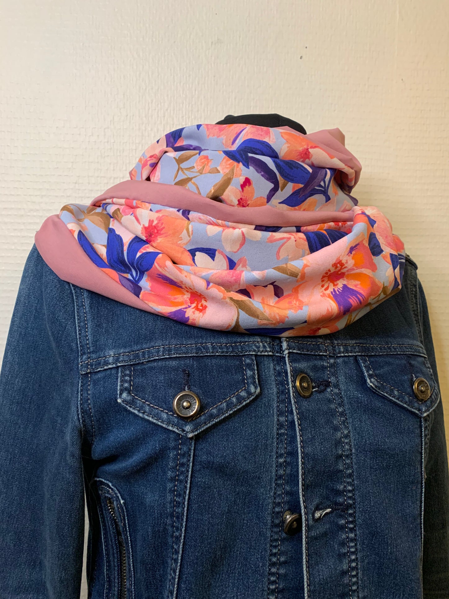 Mary Rose Double snood en viscose fleuri et vieux rose