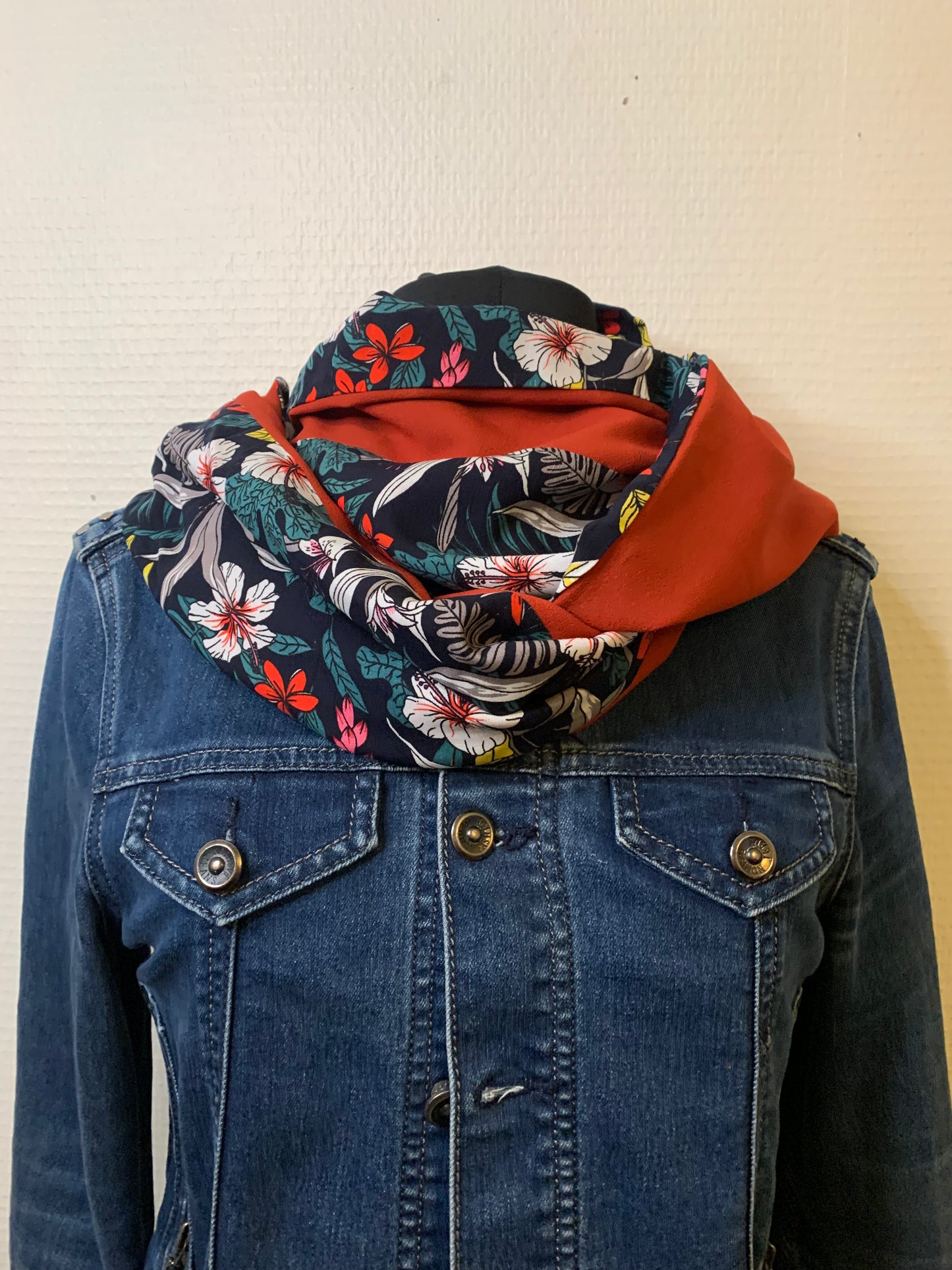 Victoria Foulard double snood en viscose imprimé fleurs et crêpe uni orange tomette