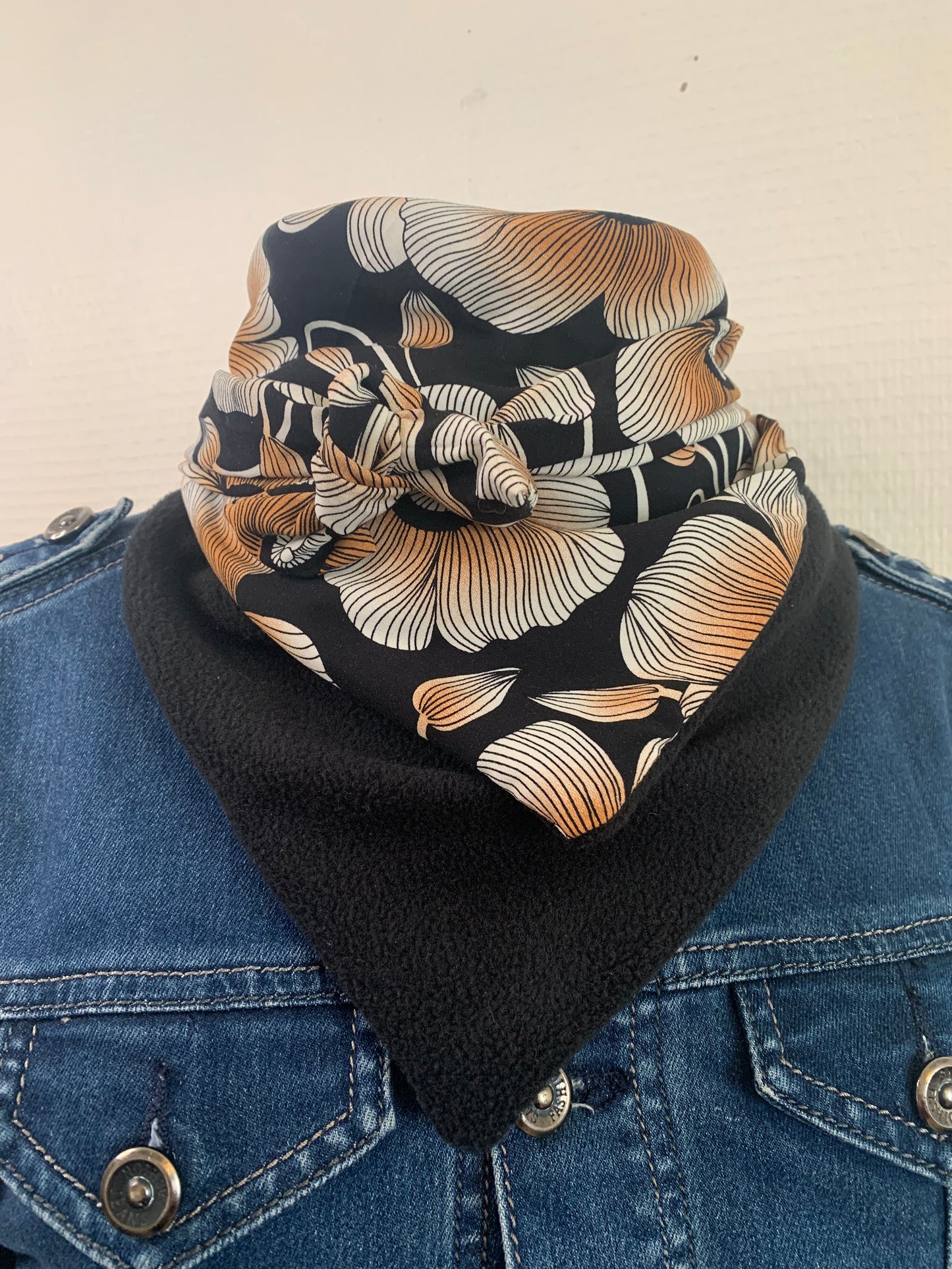 Lemimia Mini Foulard triangle Viscose imprimé fleurs et polaire unie noire