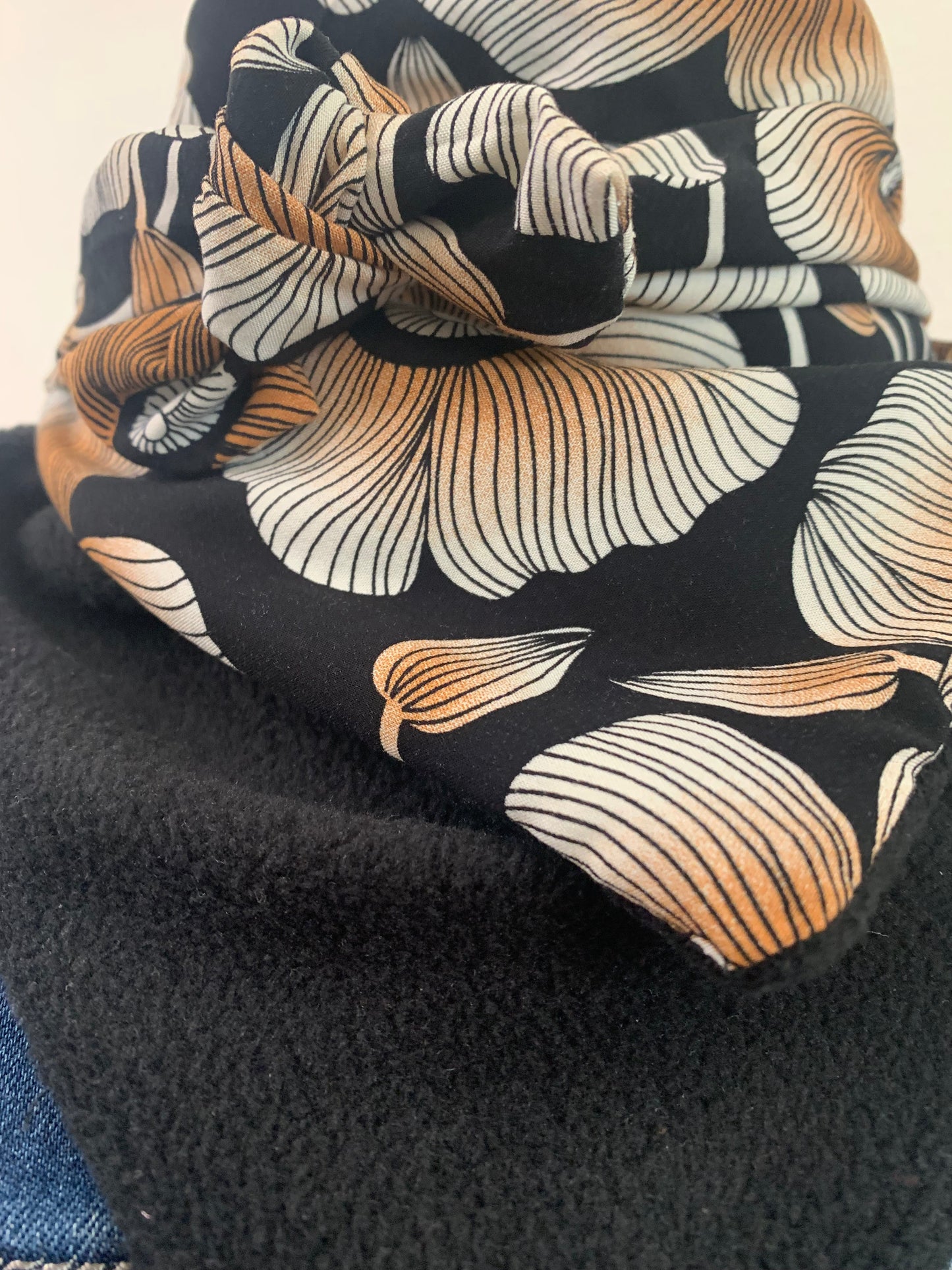 Lemimia Mini Foulard triangle Viscose imprimé fleurs et polaire unie noire