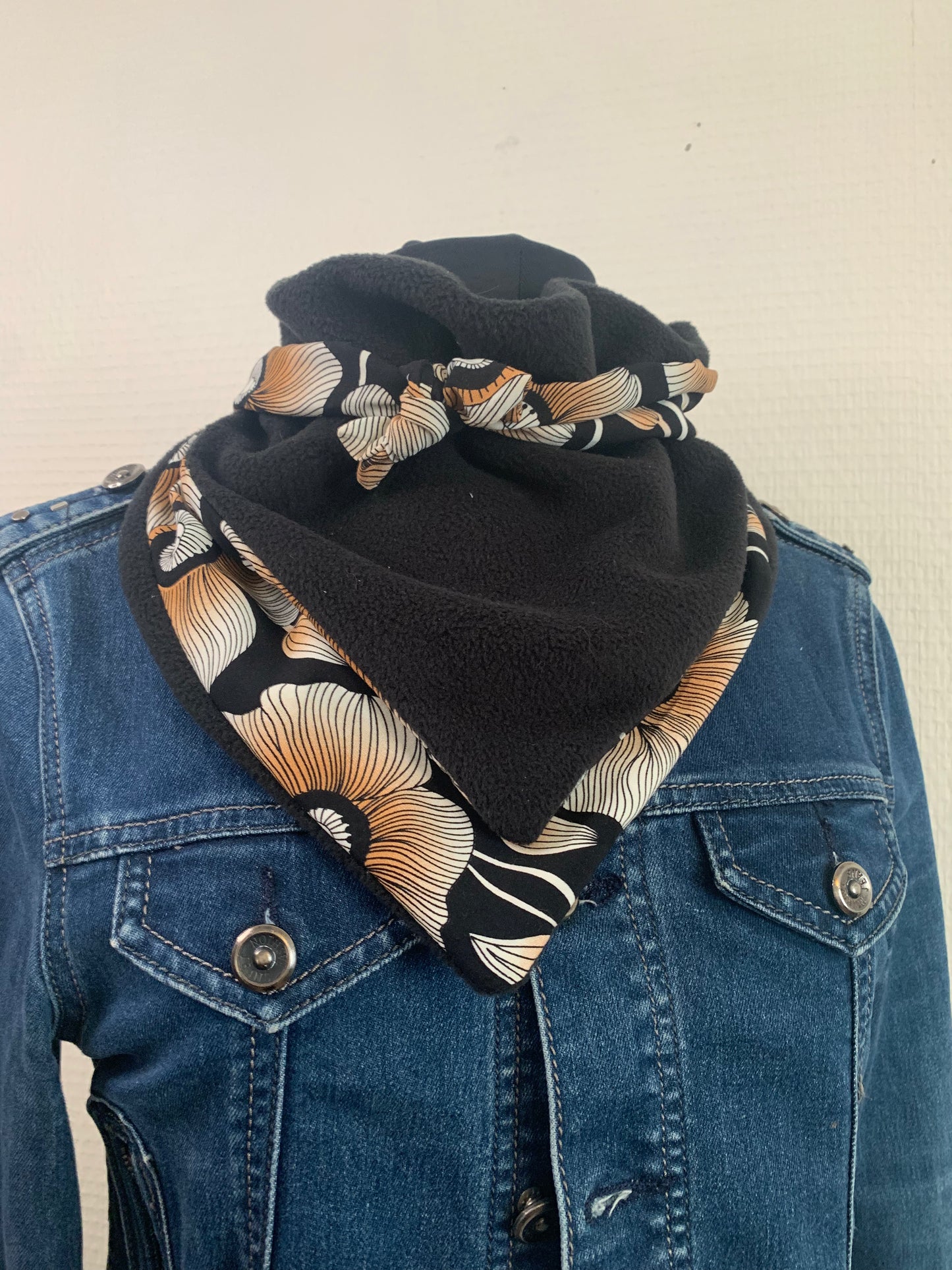 Lemimia Mini Foulard triangle Viscose imprimé fleurs et polaire unie noire