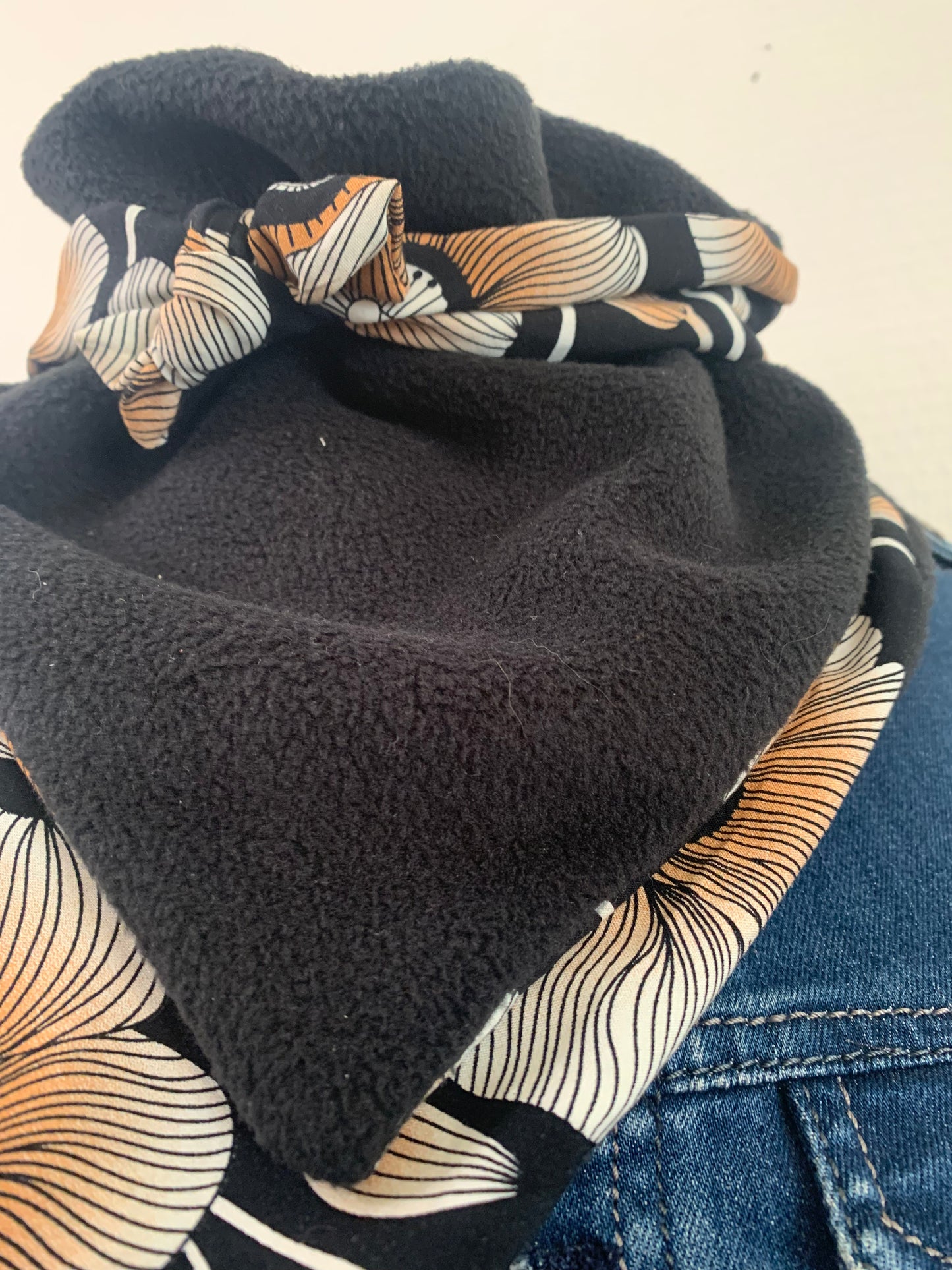 Lemimia Mini Foulard triangle Viscose imprimé fleurs et polaire unie noire