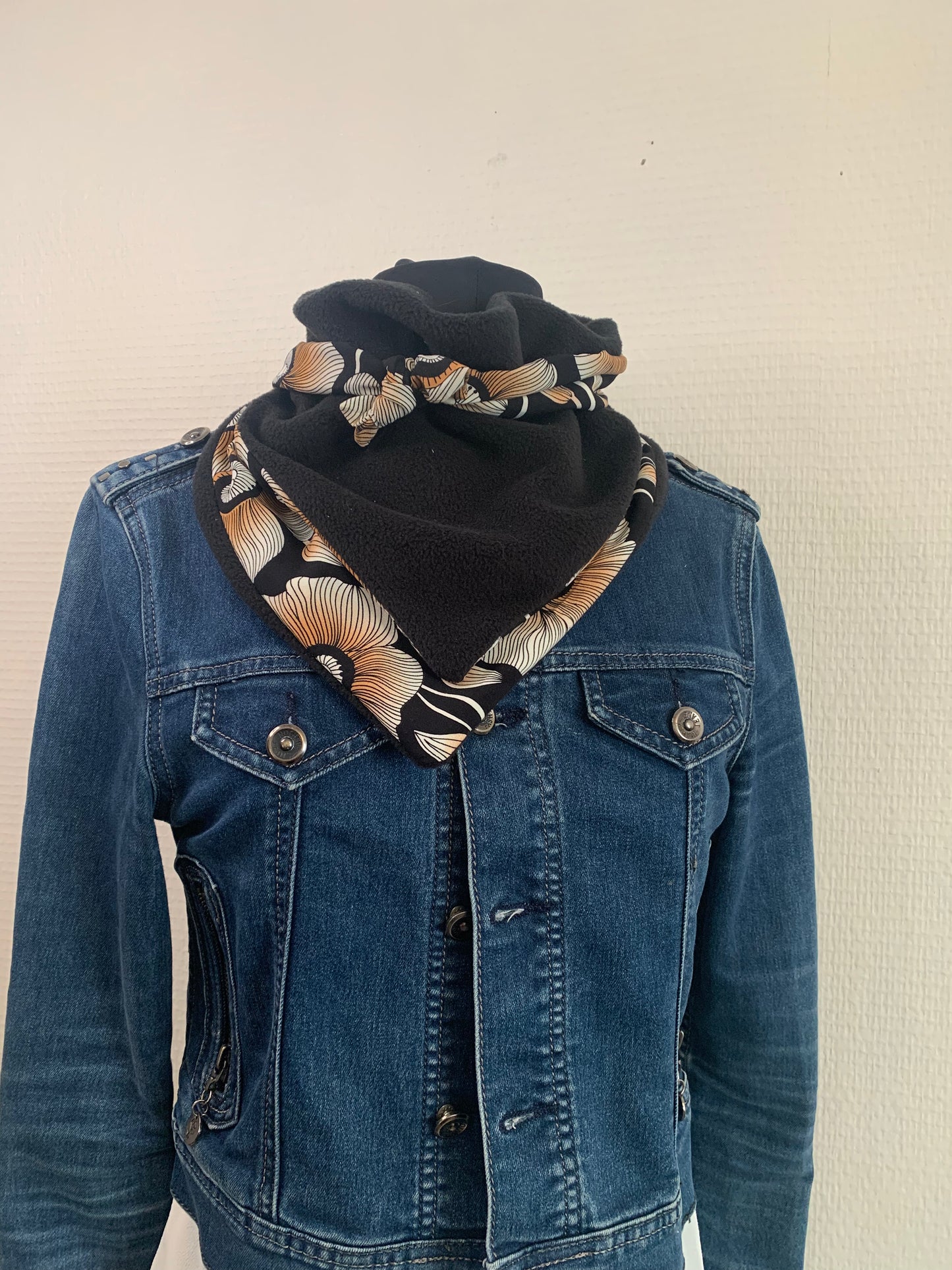 Lemimia Mini Foulard triangle Viscose imprimé fleurs et polaire unie noire