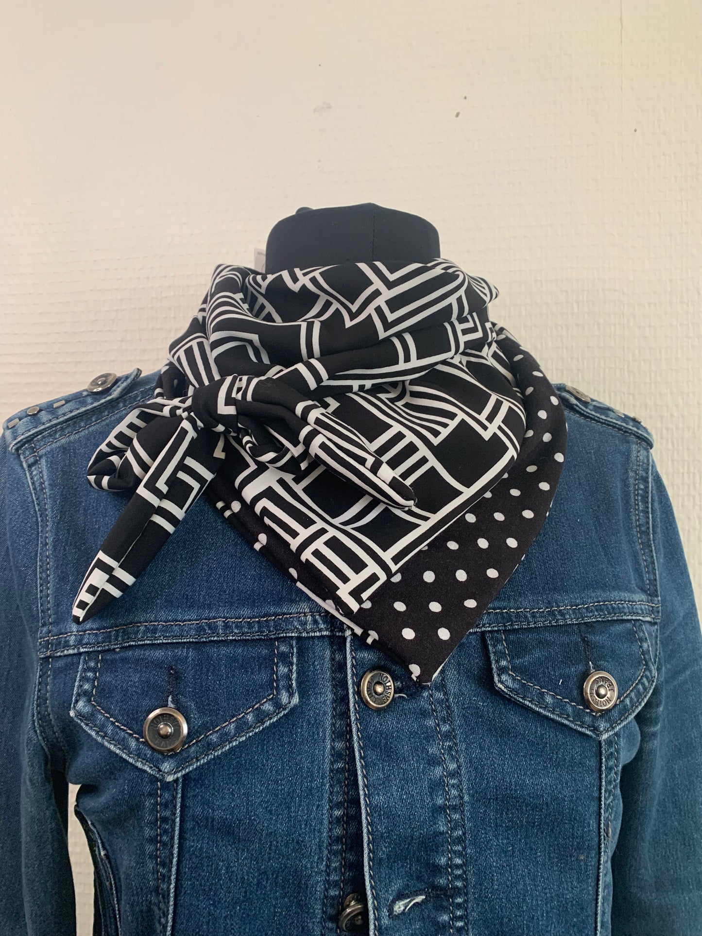 Lemimibi Nini foulard forme triangle REVERSIBLE viscose à pois et à losanges