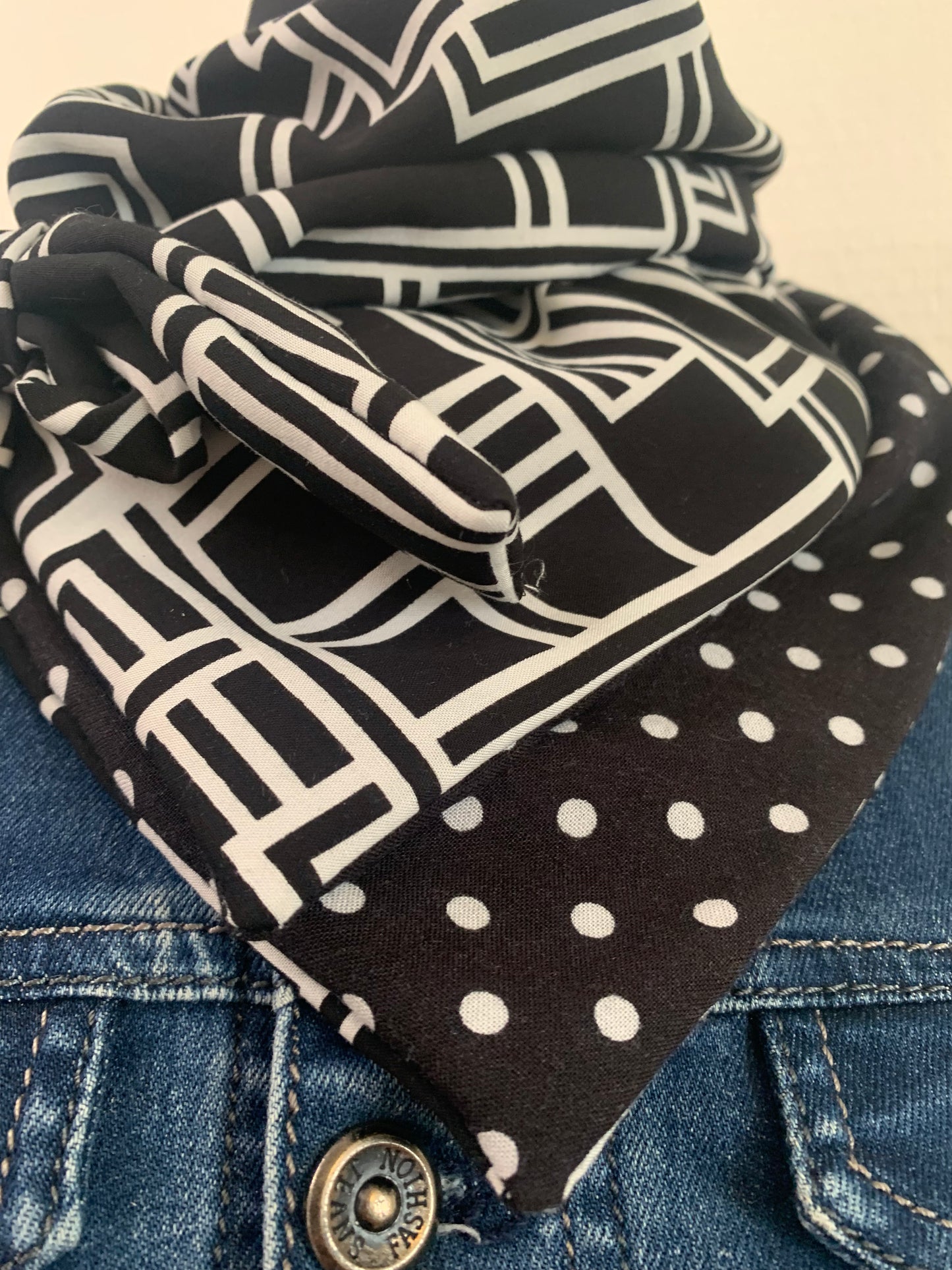 Lemimibi Nini foulard forme triangle REVERSIBLE viscose à pois et à losanges