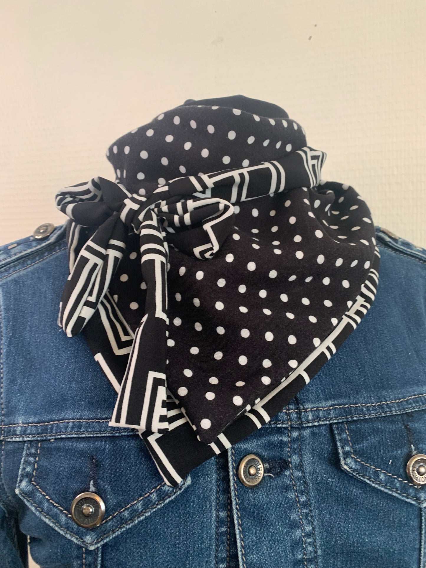 Lemimibi Nini foulard forme triangle REVERSIBLE viscose à pois et à losanges
