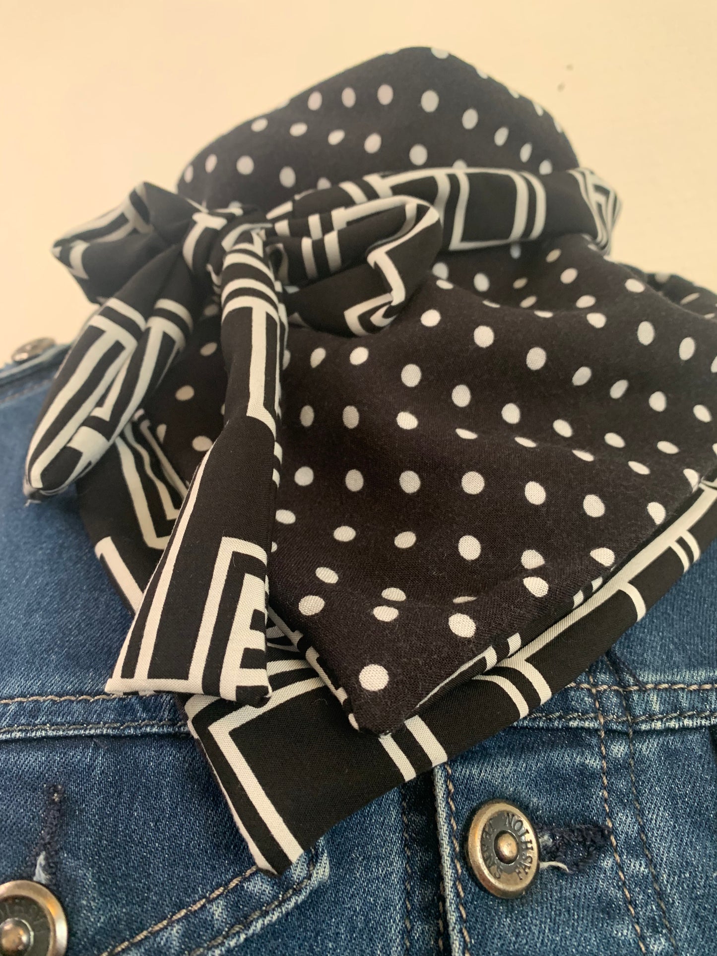 Lemimibi Nini foulard forme triangle REVERSIBLE viscose à pois et à losanges