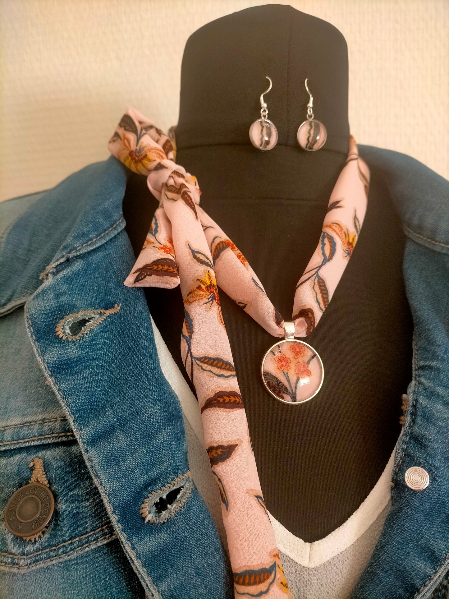 Parure Collier Foulard et ses boucles d'oreilles 042