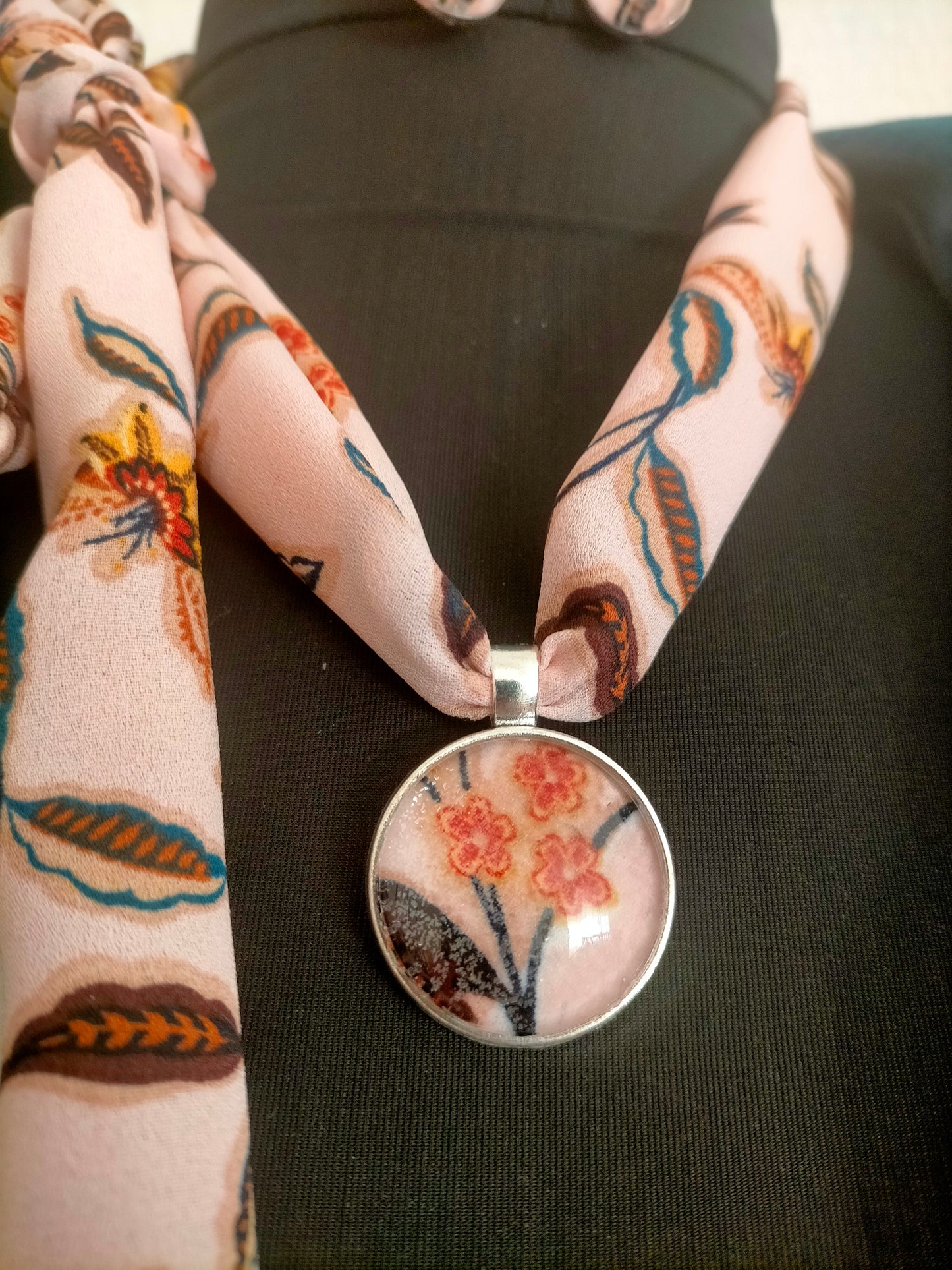 Parure Collier Foulard et ses boucles d'oreilles 042