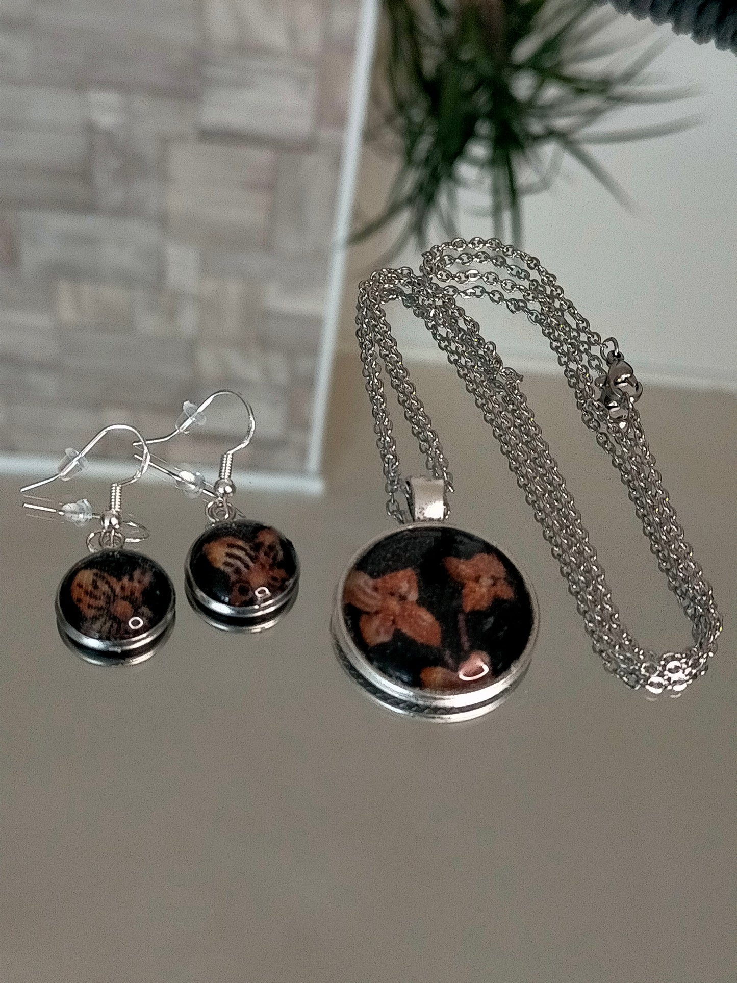 Mystérieuse Parure pendentif et boucles d'oreilles