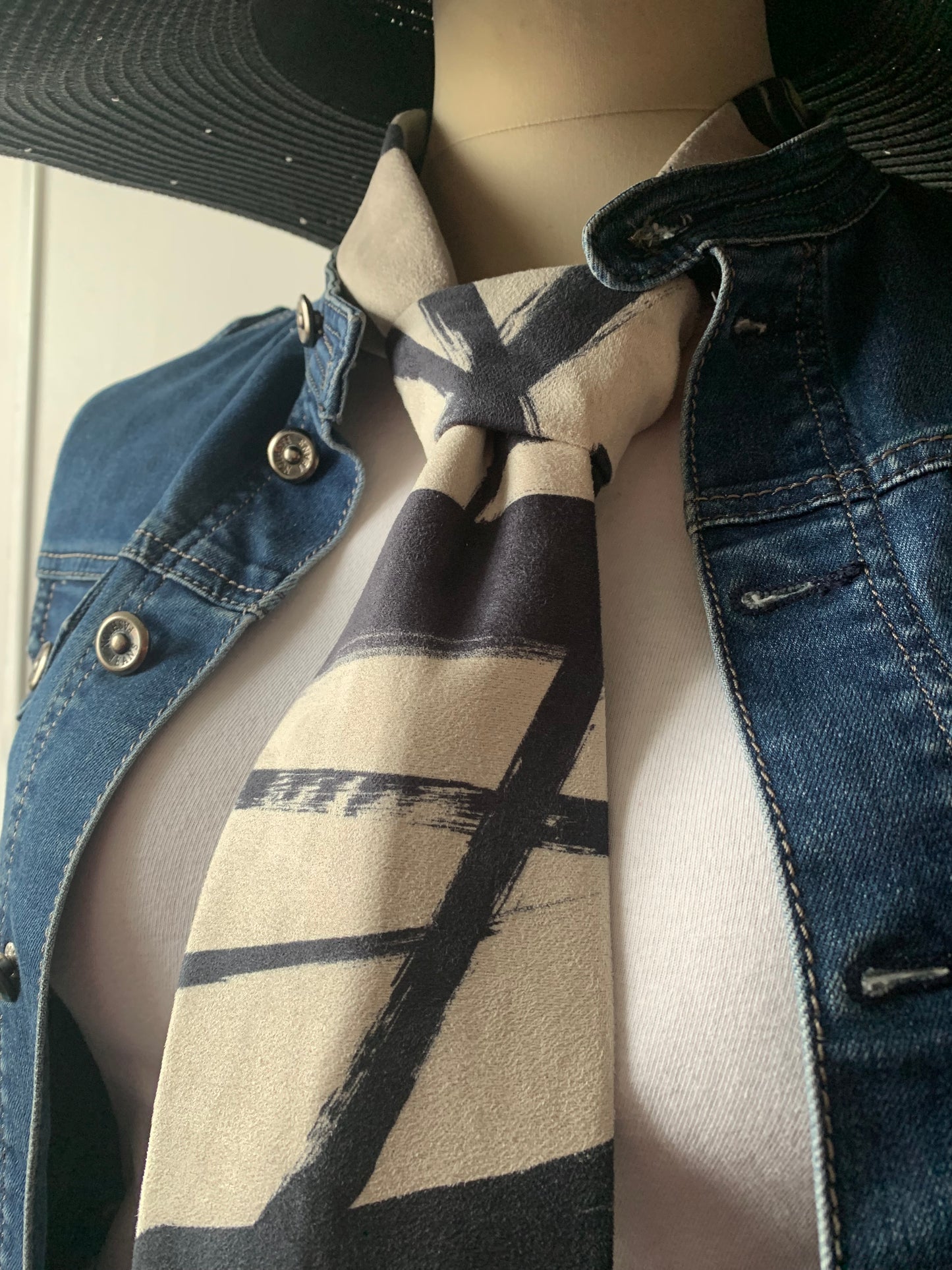 Cravate & 28 Daim artificiel beige et noir