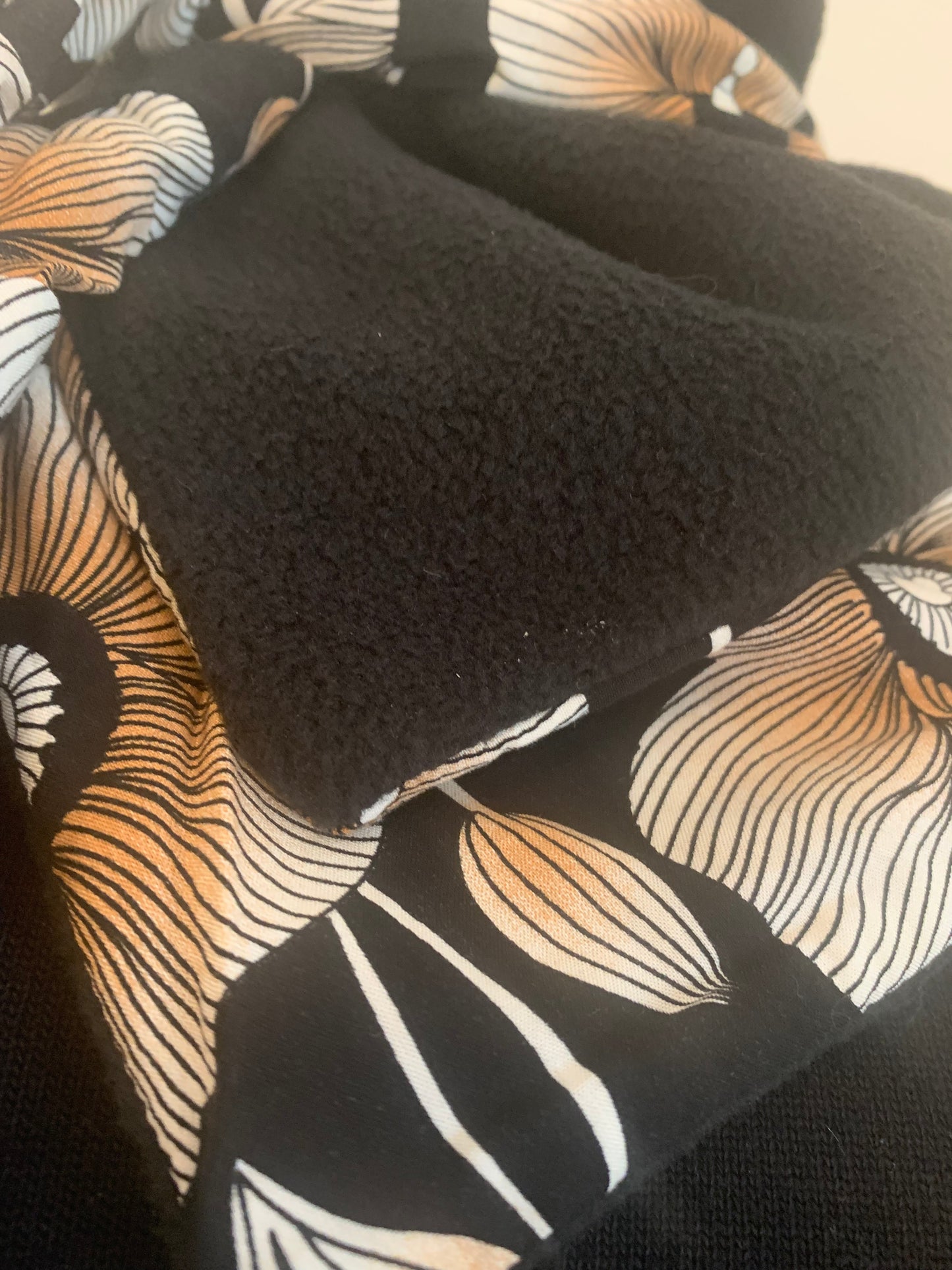 Mimi 1 bis Foulard  triangle Viscose imprimé fleurs et polaire unie noire