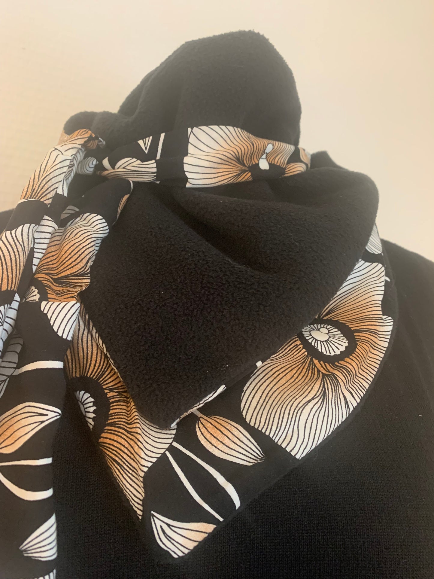 Mimi 1 bis Foulard  triangle Viscose imprimé fleurs et polaire unie noire