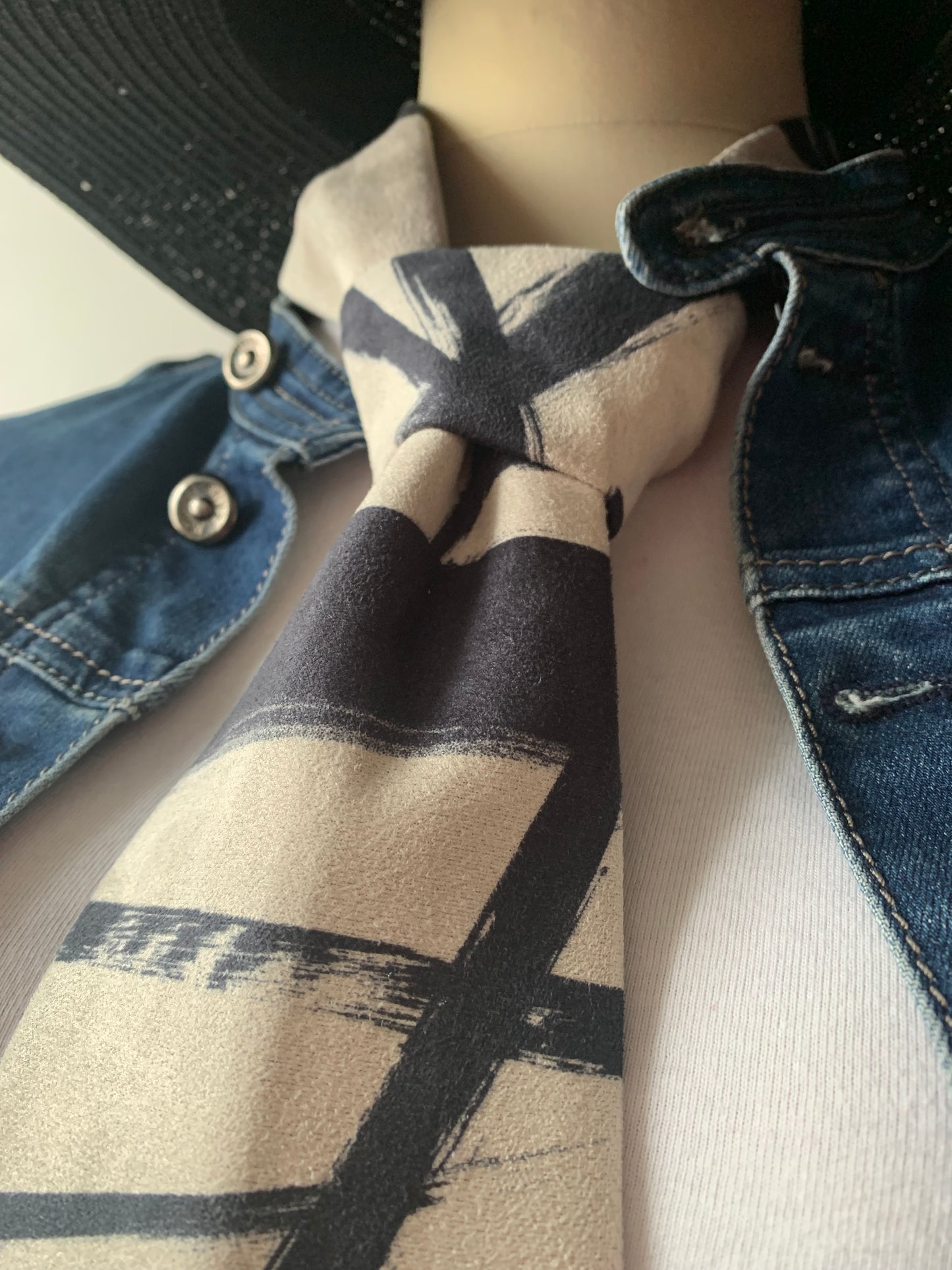 Cravate & 28 Daim artificiel beige et noir