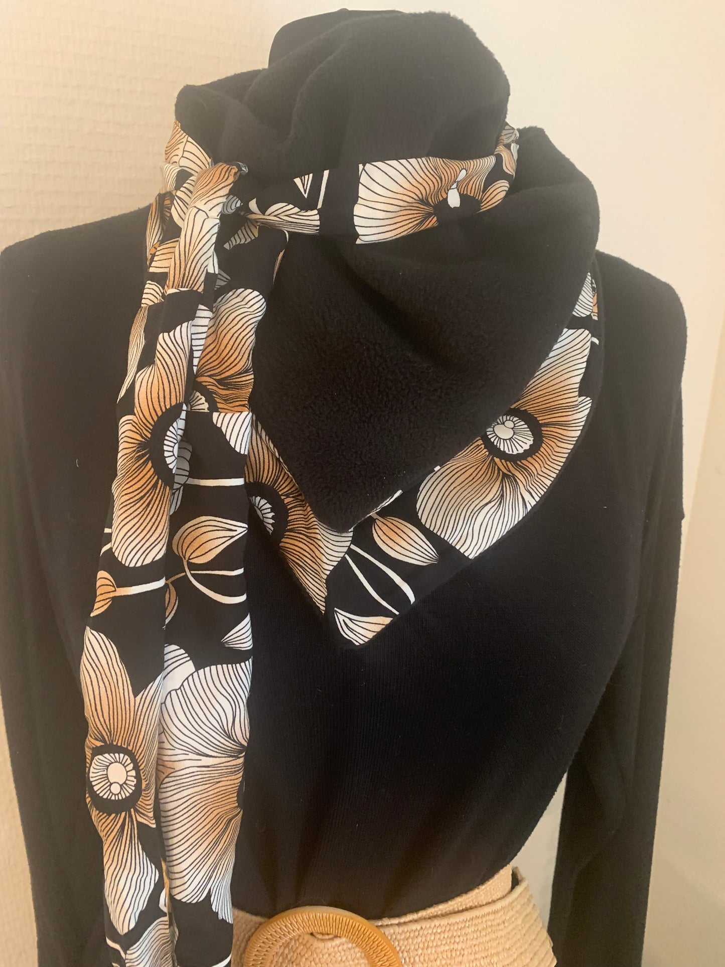Mimi 1 bis Foulard  triangle Viscose imprimé fleurs et polaire unie noire