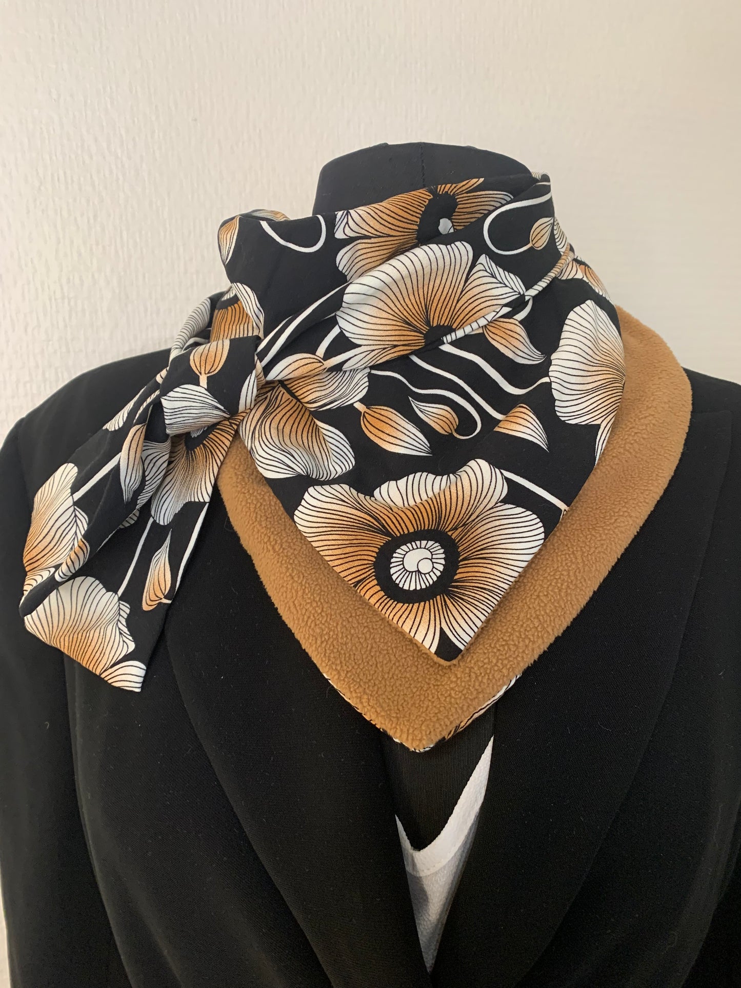 Mimi 18 Foulard forme bandana réversible polaire à lanières