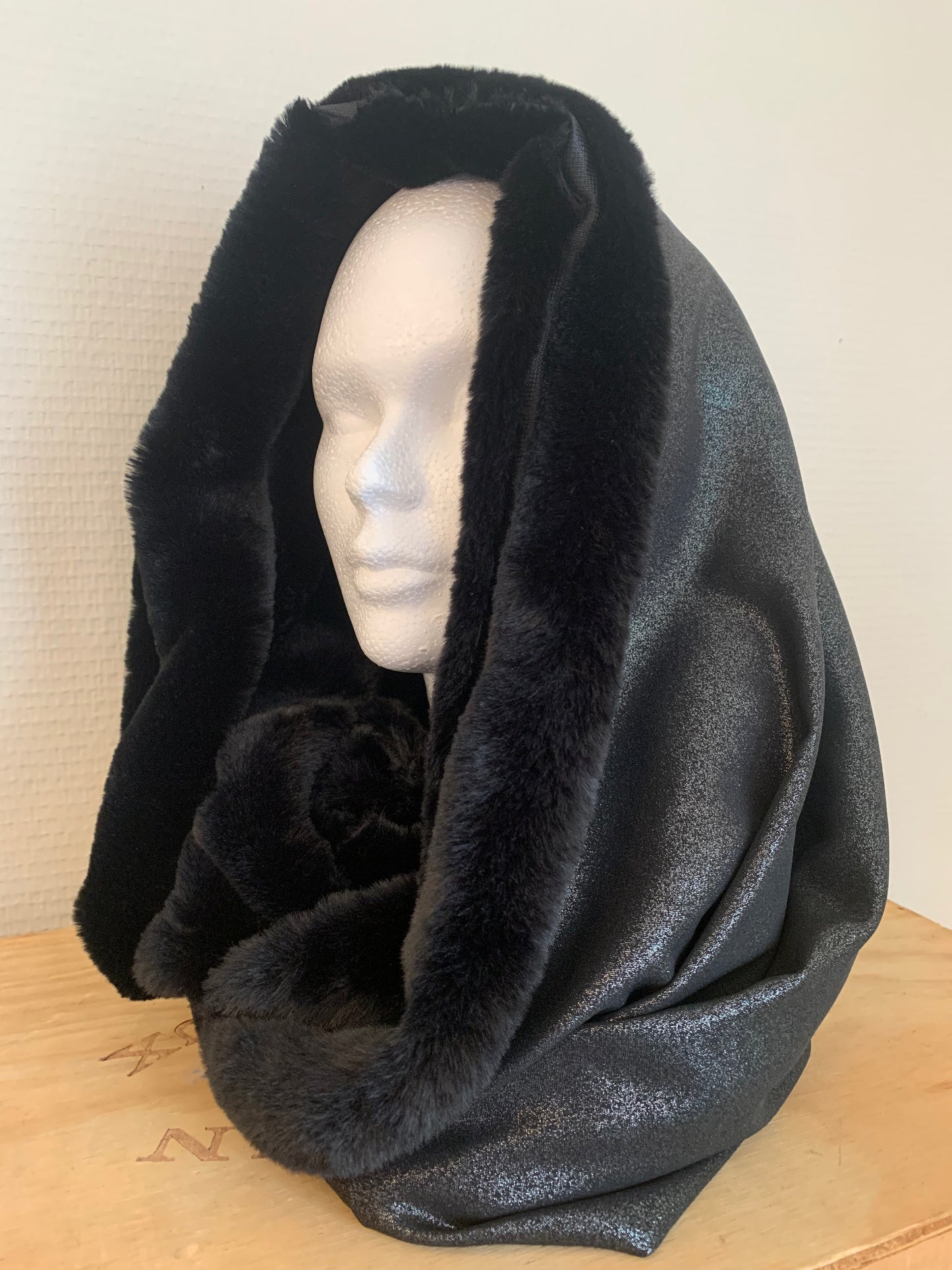 Fourrure brillante  Très Large double snood fourrure et viscose noire brillante