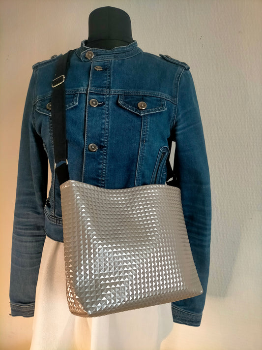 Poudre d'Argent Sac cabas à bandoulière simili cuir argenté gaufré