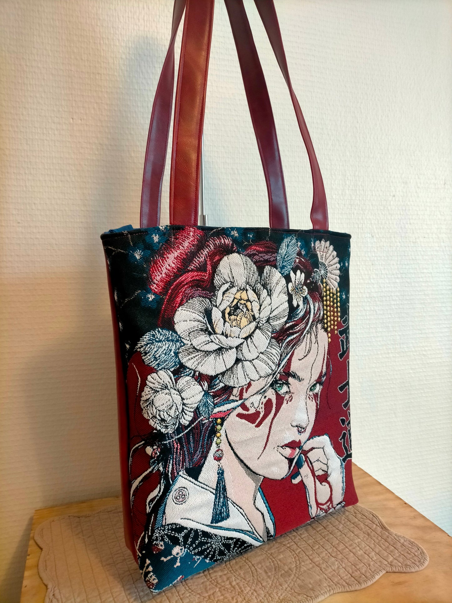 Fuji Geisha  Sac carré de jacquard et simili cuir rouge lisse