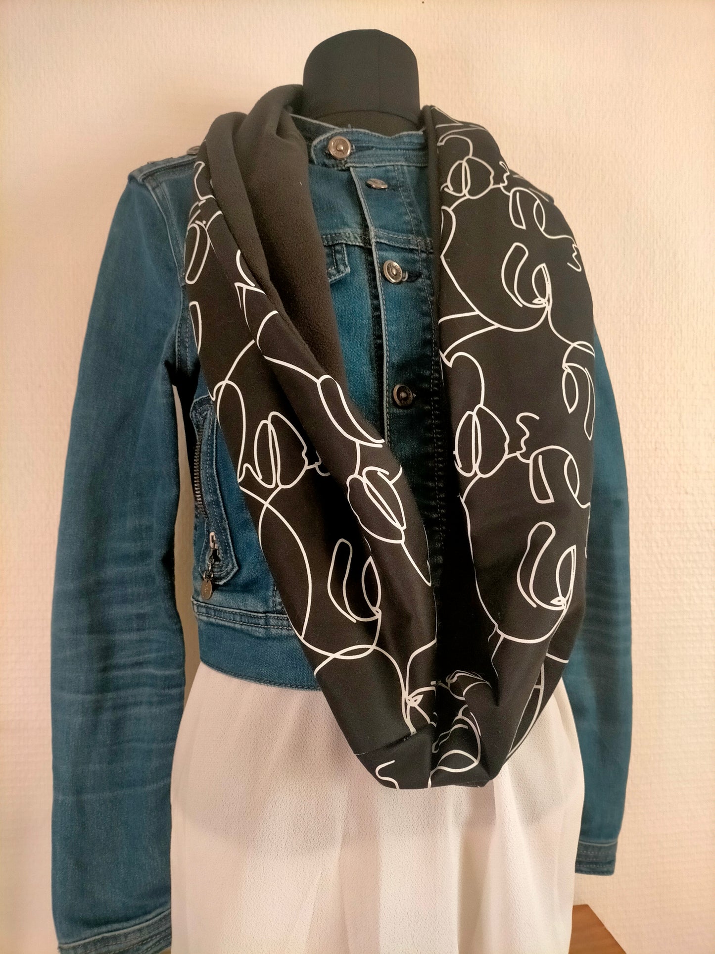 Visage  Double snood polaire et satin de coton imprimé visage abstrait