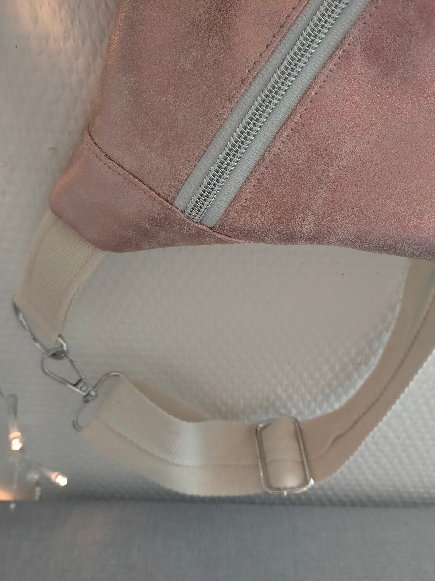 Rosita   Sac banane en simili cuir vieilli rose, Bandoulière amovible